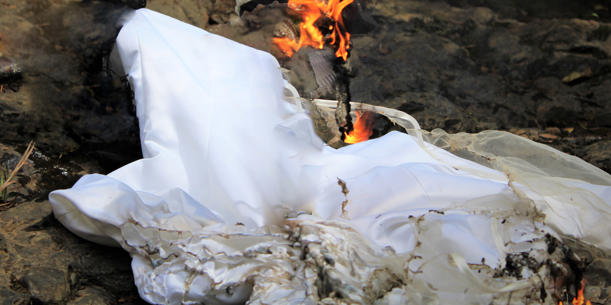 Brennendes Hochzeitskleid | Quelle: Shutterstock