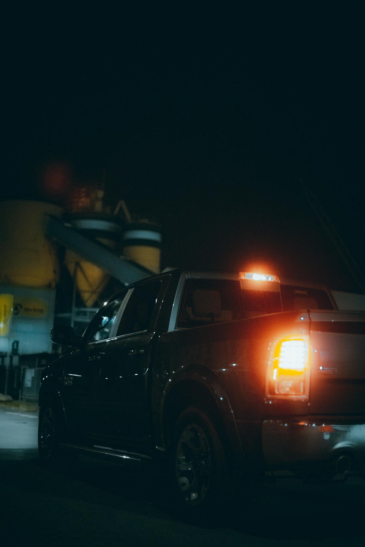 Ein Pickup-Truck auf der Straße bei Nacht | Quelle: Pexels