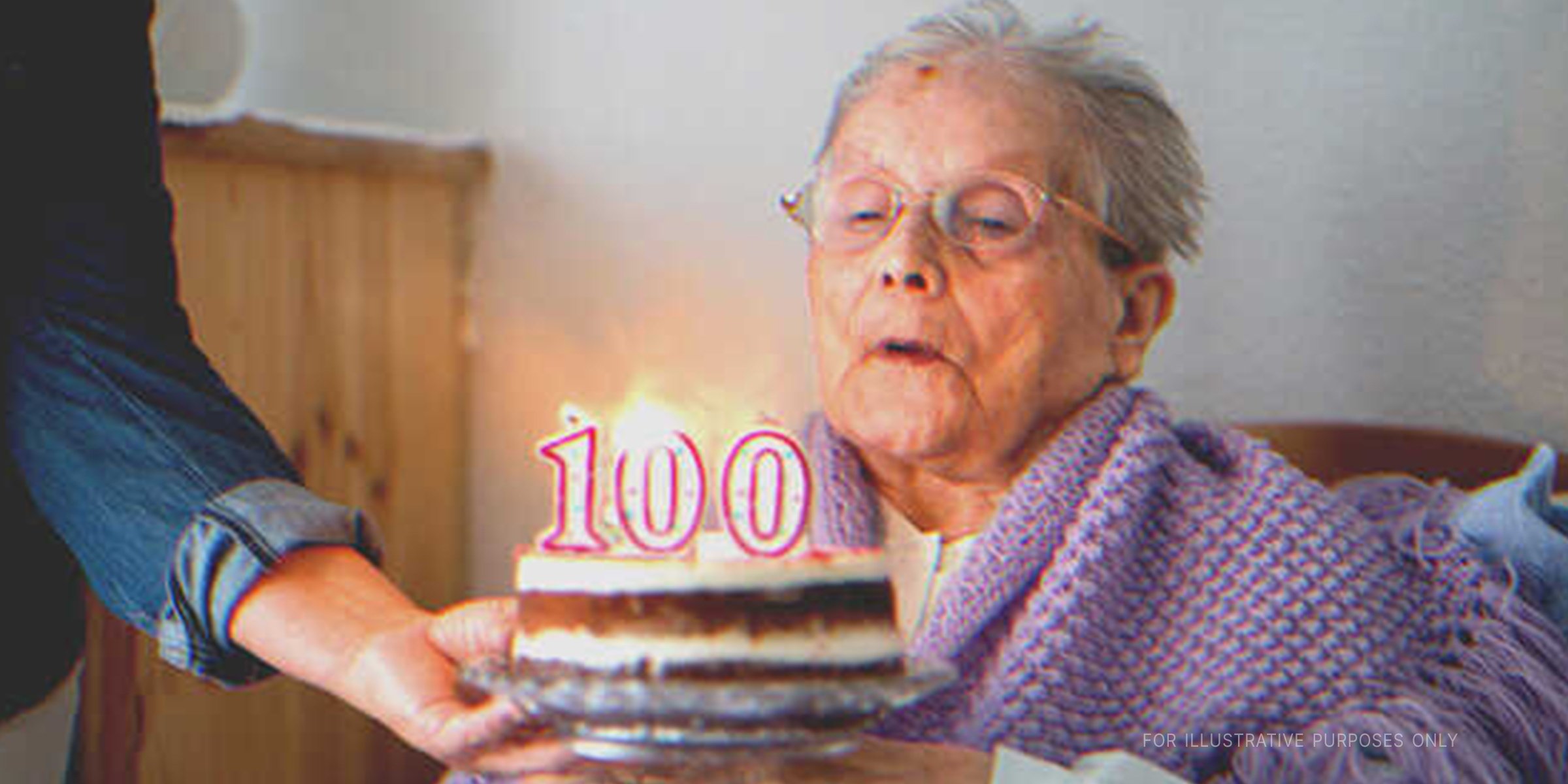 Ältere Frau, die einen Geburtstagskuchen ausbläst. | Quelle: Getty Images