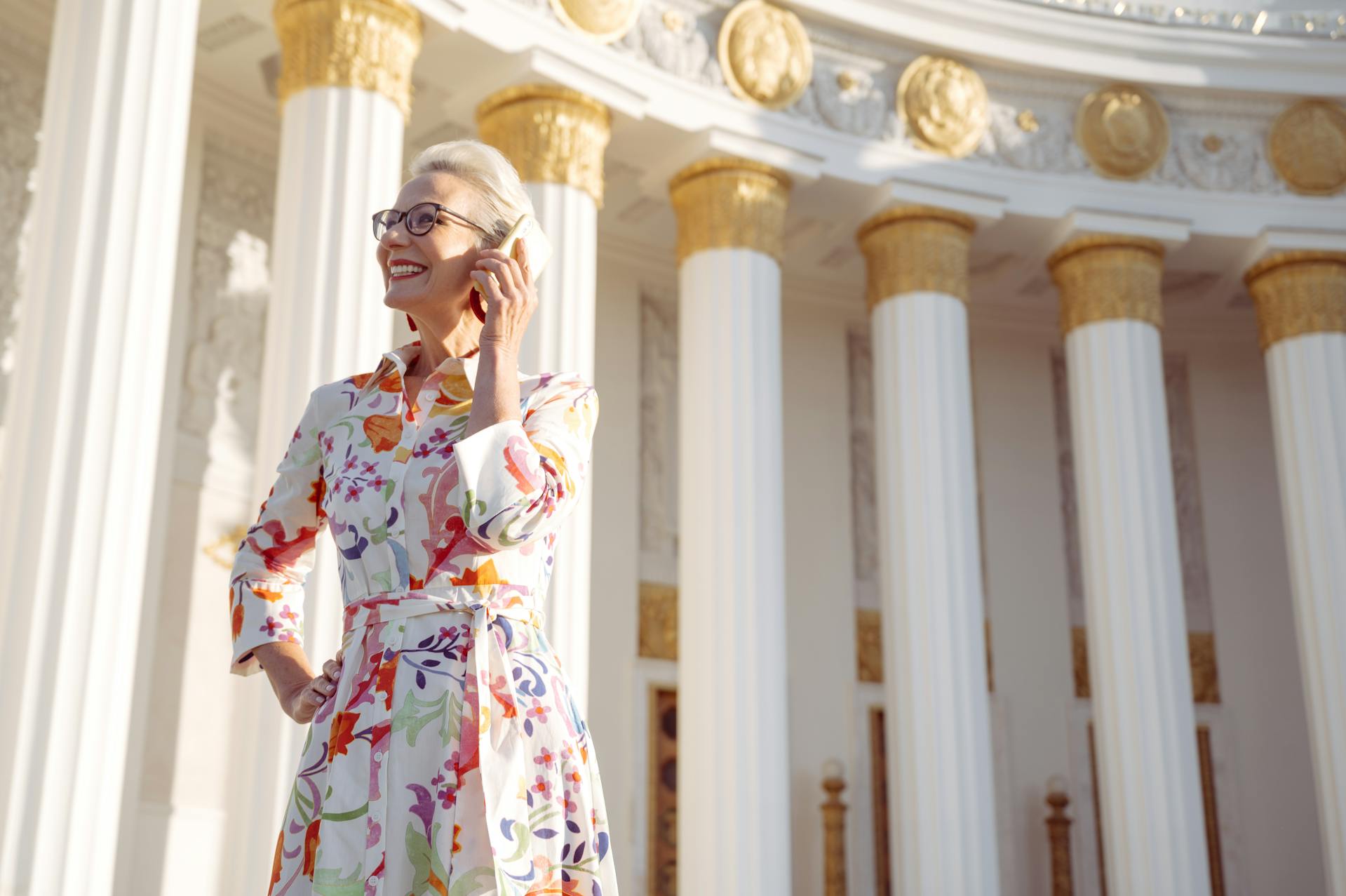 Eine ältere Frau, die mit ihrem Handy telefoniert | Quelle: Pexels