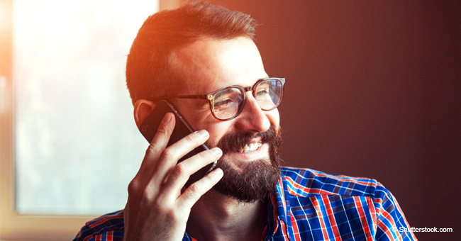 Mann erhält einen lästigen Anruf von einem Telefonverkäufer