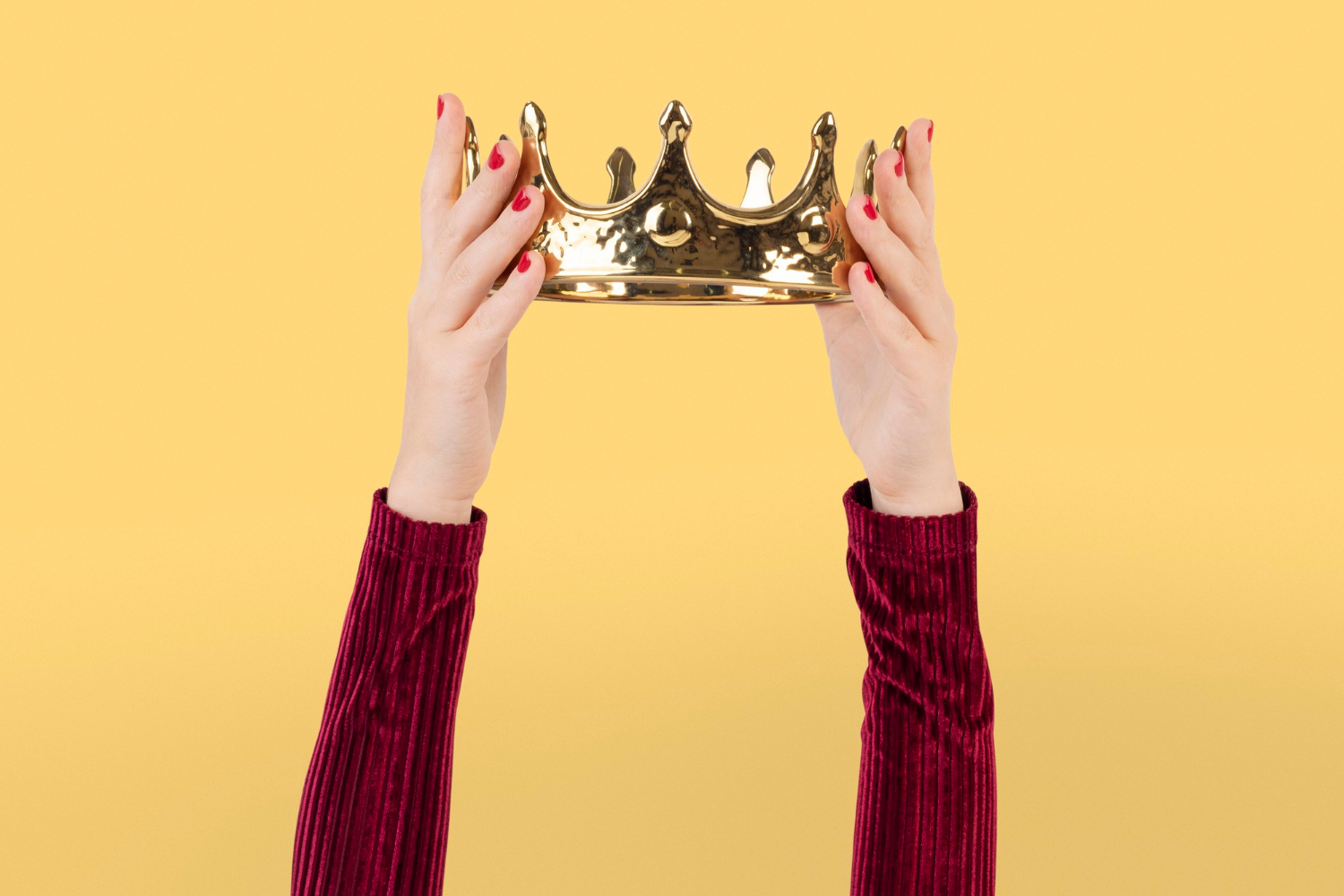 Ein junges Mädchen hält eine Krone | Quelle: Freepik