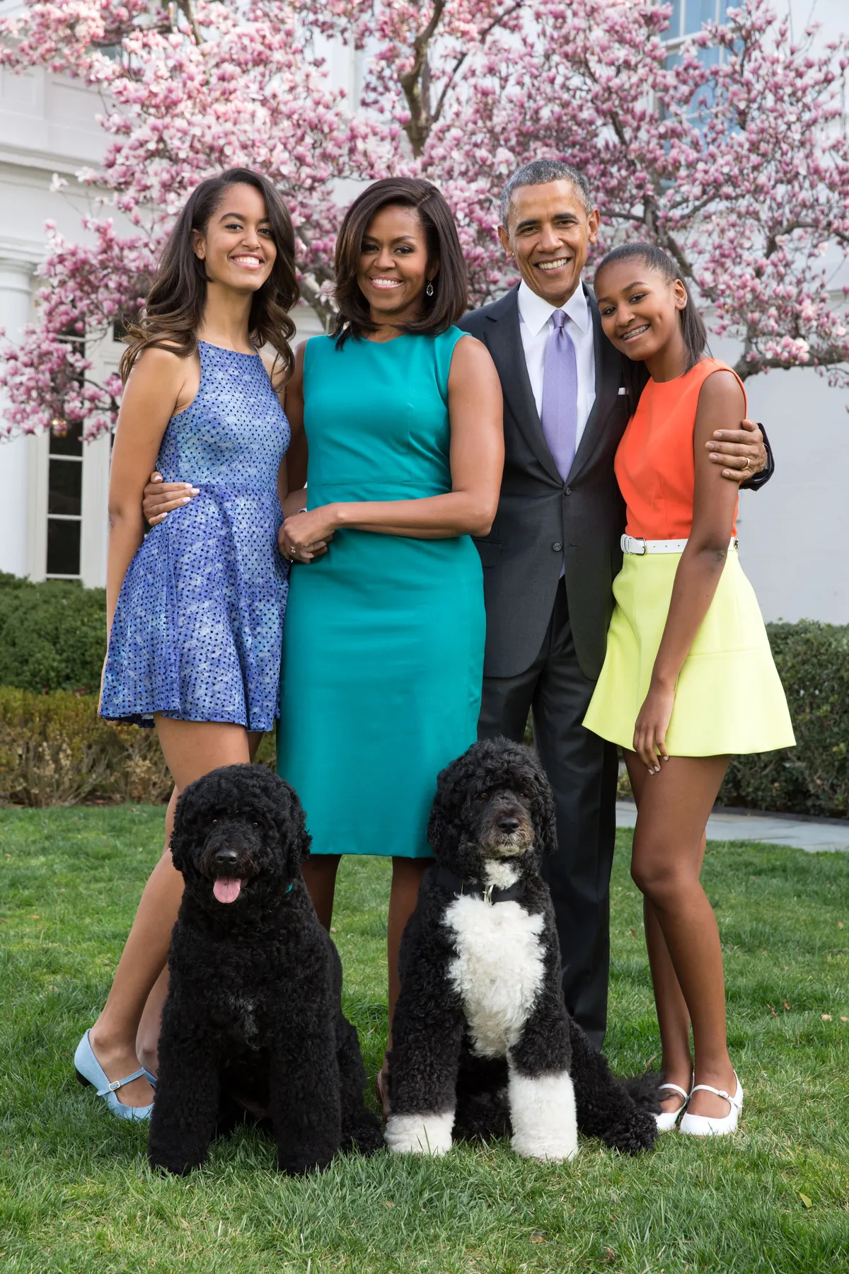 Malia, Michelle, Barack und Sasha Obama posieren vor dem Weißen Haus als Erste Familie mit ihren Haustieren in Washington 2015 | Quelle: Getty Images