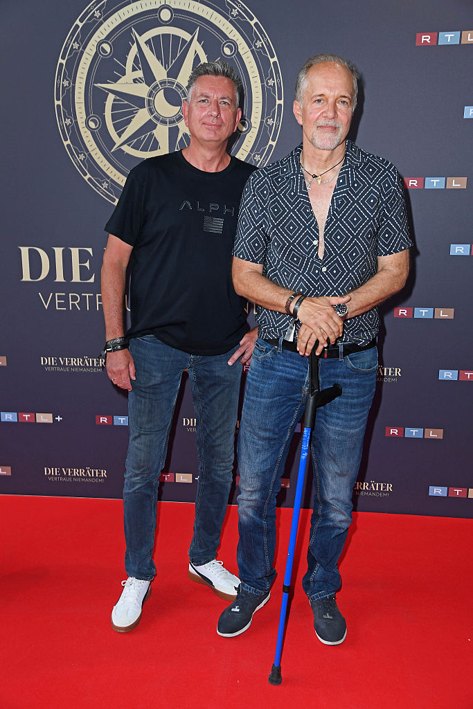 Gast und Jochen Horst nehmen am 3. August 2026 im Cinenova Kino in Köln an der Premiere der vierten Staffel der RTL-Fernsehshow „Die Verräter“ teil | Quelle: Getty Images