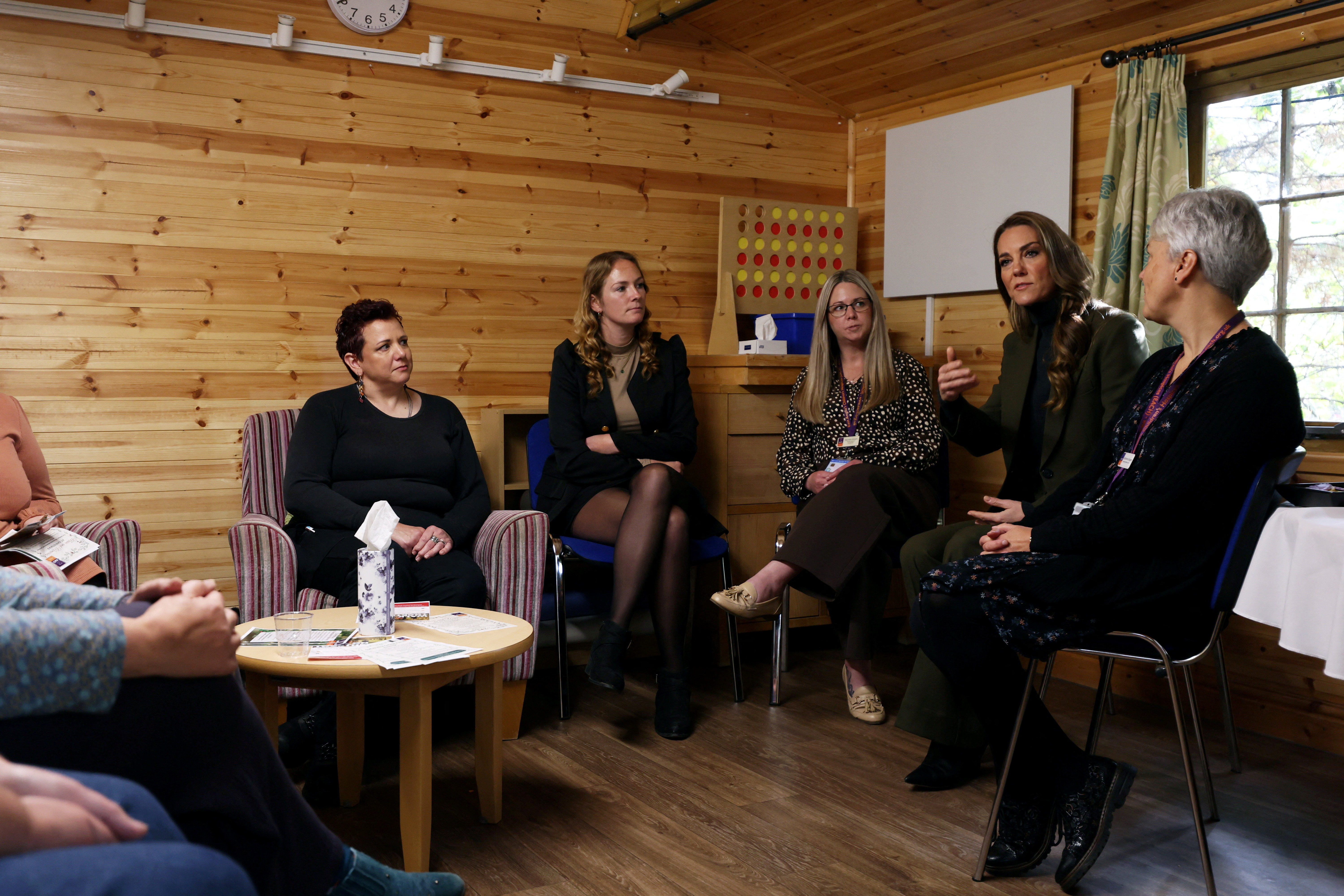 Prinzessin Catherine unterhält sich mit Familien und Mitarbeitern im „The Treehouse Children’s Hospice“ in Ipswich. Ihr Besuch fand statt, als Georges erste längere Herbstferien vom Eton College kurz bevorstanden. | Quelle: Getty Images