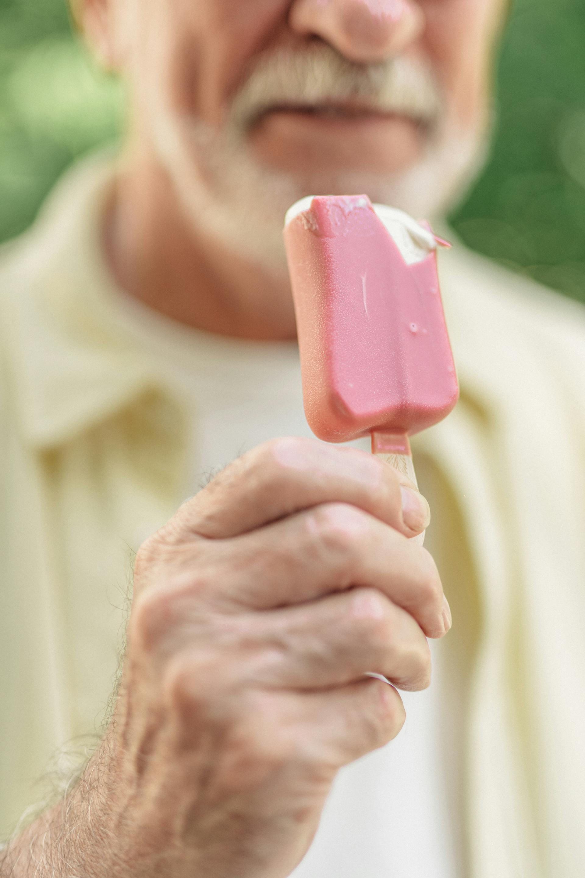 Ein älterer Mann hält ein Eis in der Hand | Quelle: Pexels