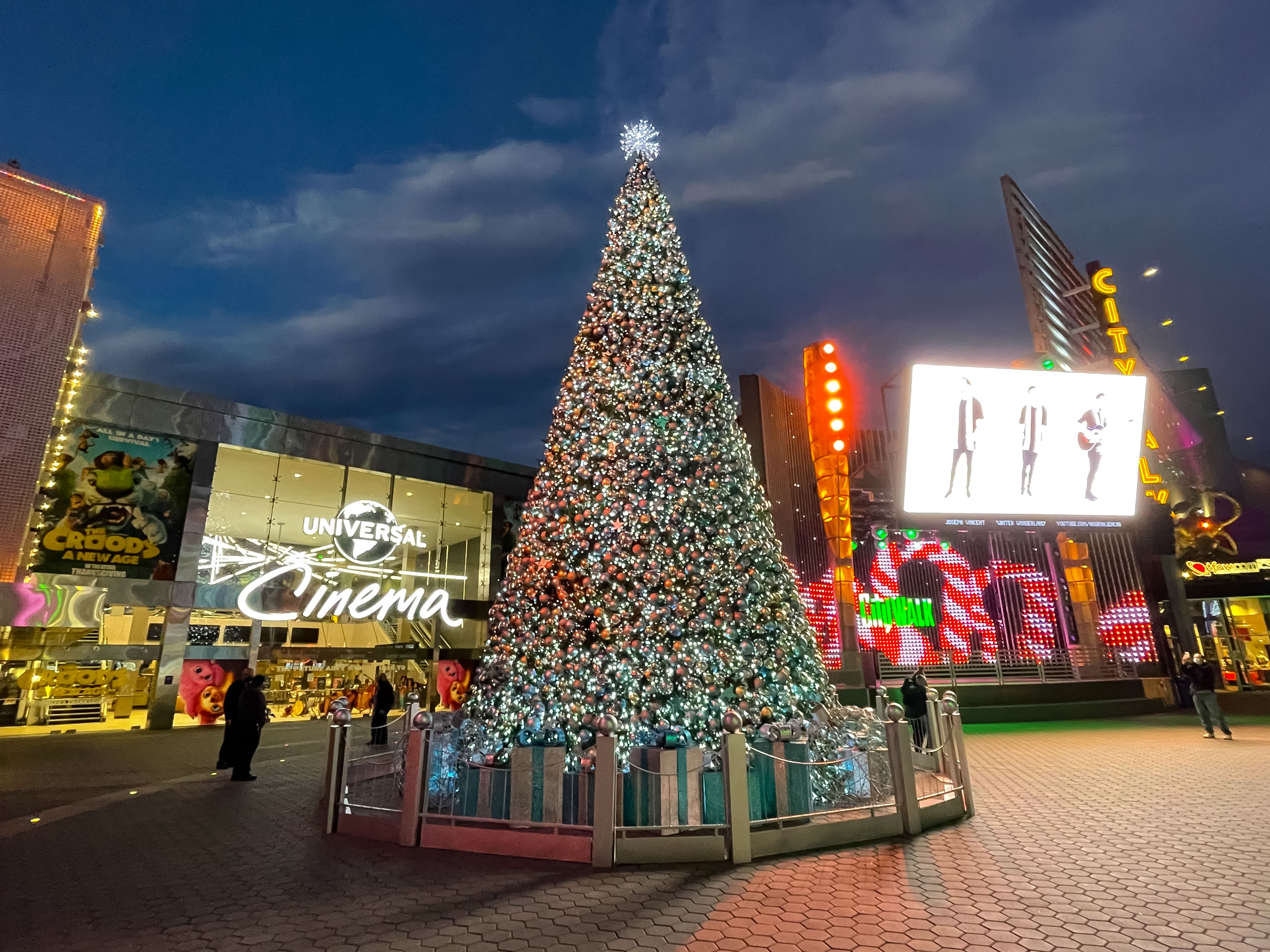 Ein Weihnachtsbaum auf der Universal City Walk Promenade in Universal City, Kalifornien am 24. Dezember 2020 | Quelle: Getty Images