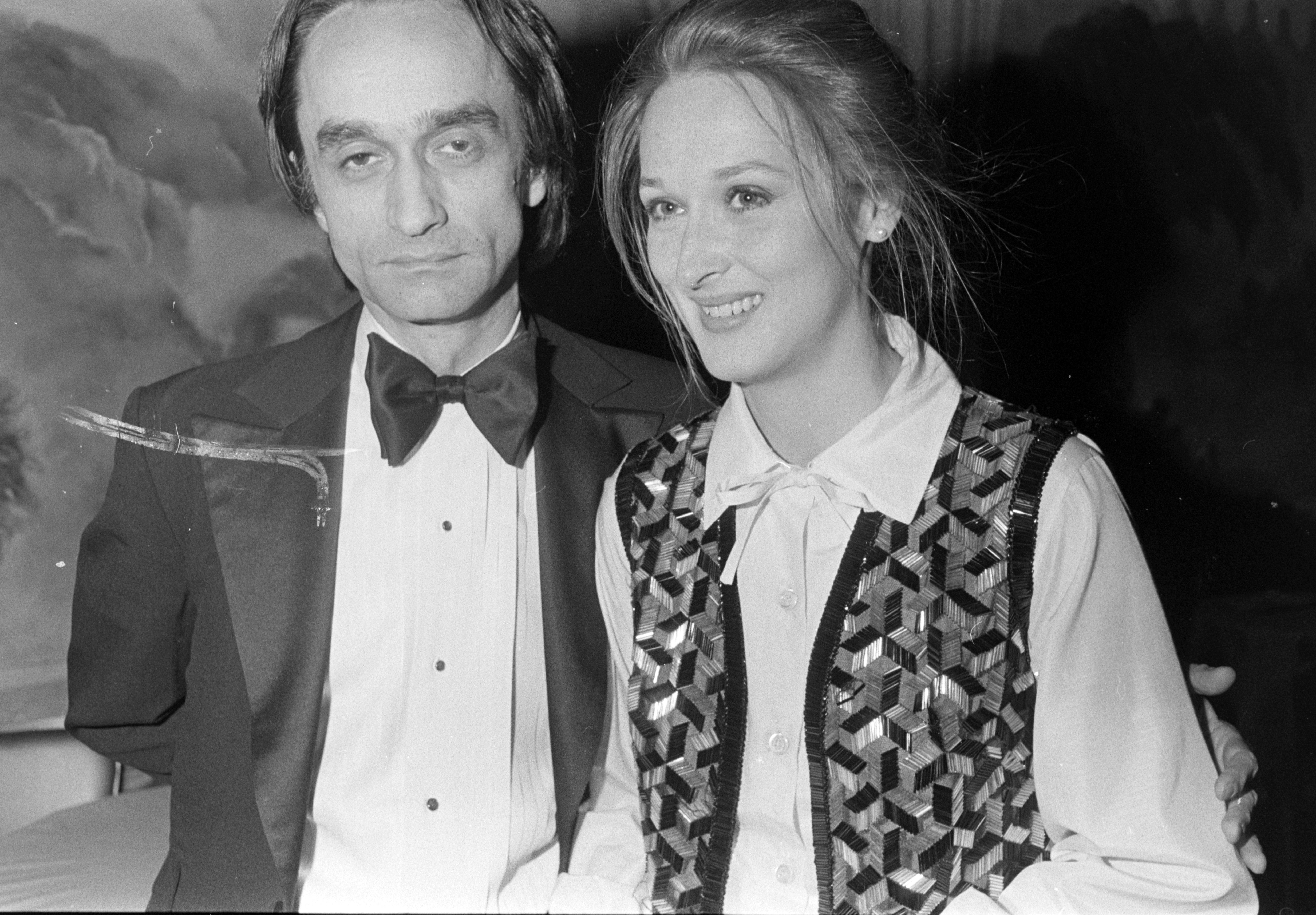 John Cazale und Meryl Streep bei einer Party im Hotel Pierre am 19. November 1976 in New York City. | Quelle: Getty Images