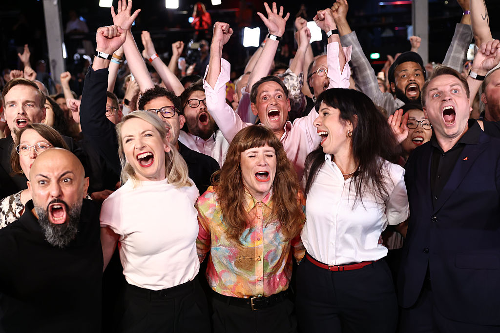 Der Bundesvorstand der Partei Die Linke (vorn, 2. v. l. n. r.) Ines Schwerdtner, Kerstin Wolter, Elif Eralp, Spitzenkandidatin der linken Partei Die Linke, und Maximilian Schirmer reagieren auf die vorläufigen Wahlergebnisse nach Schließung der Wahllokale bei der Berliner Landtagswahl am 20. September 2026 in Berlin, Deutschland. Die Wahl ist ein enges Rennen zwischen Die Linke, der Christlich Demokratischen Union (CDU) und der rechtsextremen Alternative für Deutschland (AfD). | Quelle: Getty Images