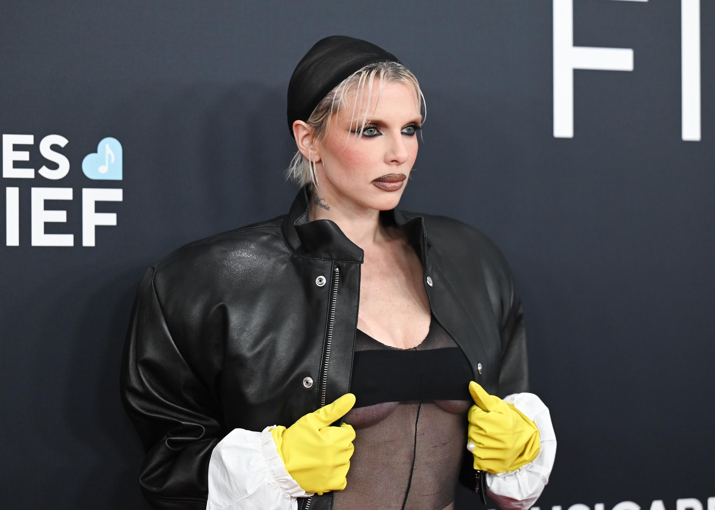 Julia Fox besucht die 67th Annual Grammy Awards am 2. Februar 2025 in Los Angeles, Kalifornien. | Quelle: Getty Images