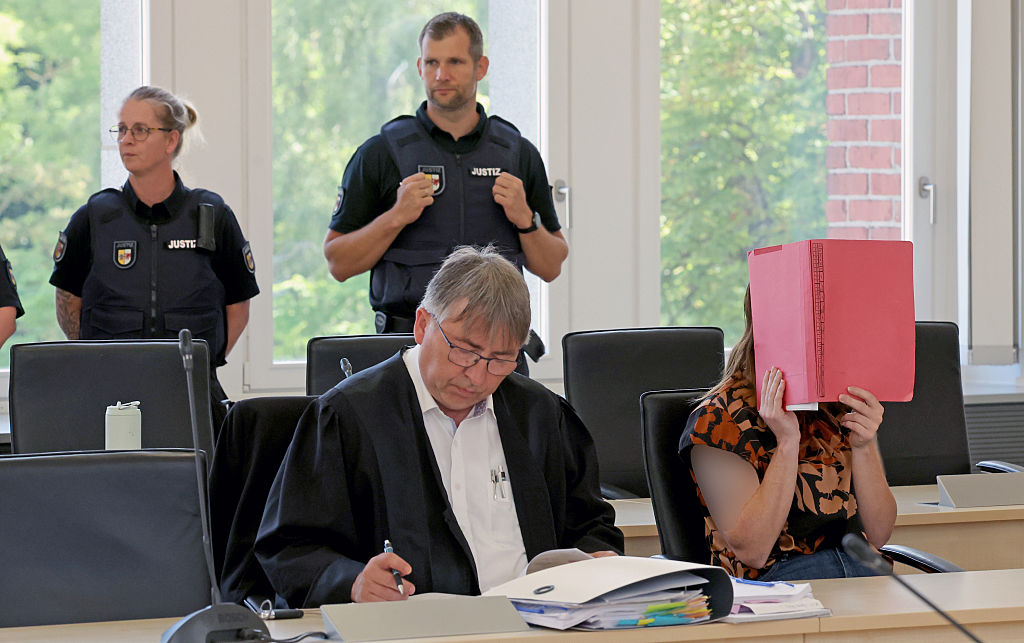 12. Juni 2026, Mecklenburg-Vorpommern, Rostock: Andreas Ohm (von links nach rechts), der Verteidiger, und die Angeklagte warten im Gerichtssaal des Landgerichts auf die Fortsetzung des Mordprozesses im Fall Fabian. | Quelle: Getty Images