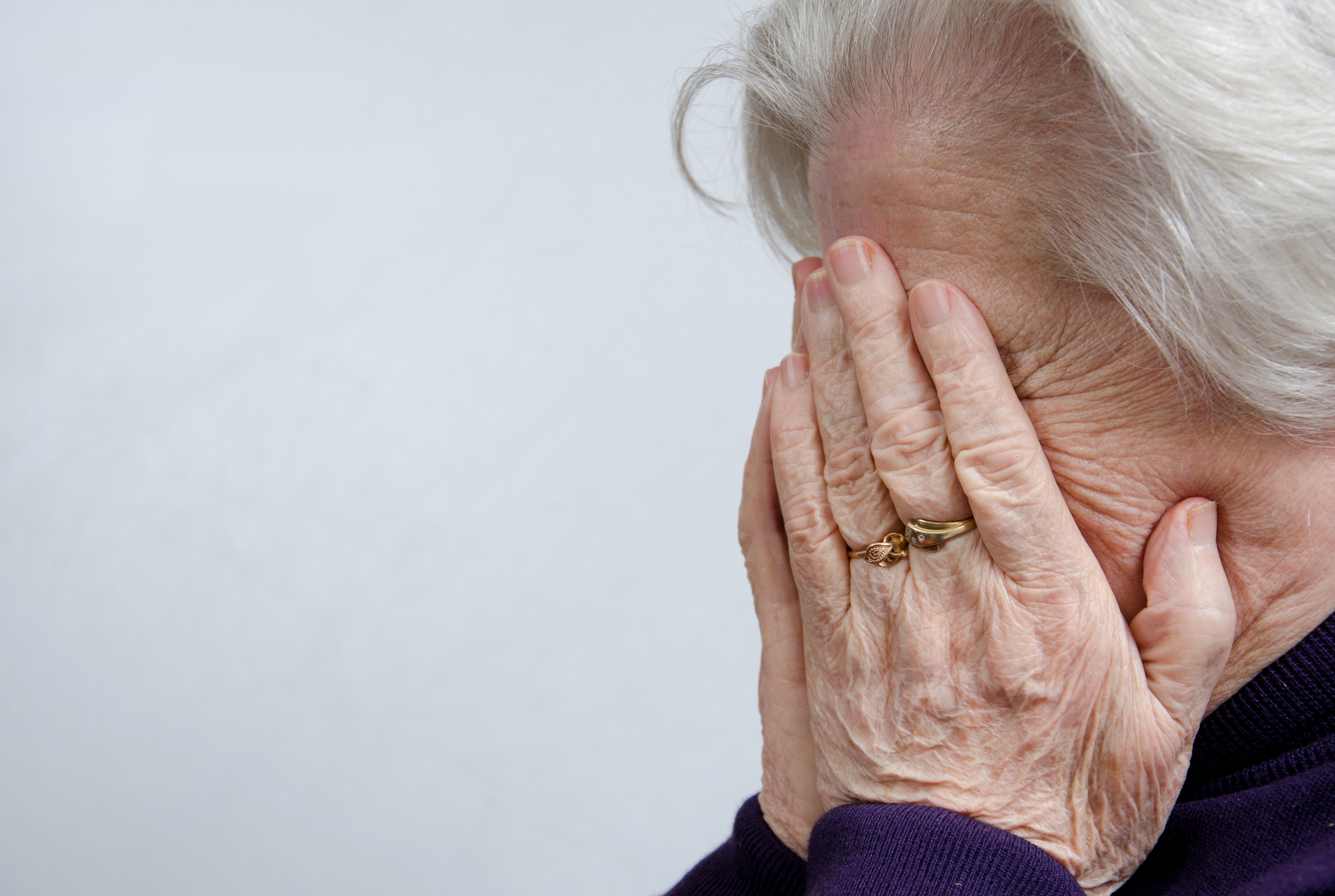 Eine weinende ältere Frau | Quelle: Shutterstock