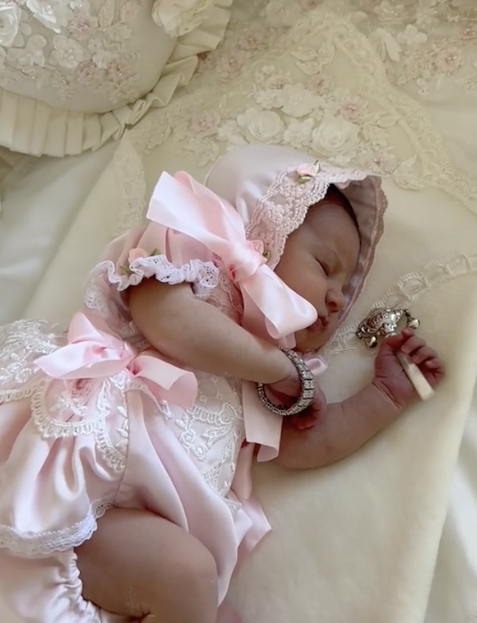 Queenianna Howard schlafend in ihrem Kinderbett in einem TikTok-Video vom 18. Oktober 2023 | Quelle: tiktok.com/@florentinahoward1