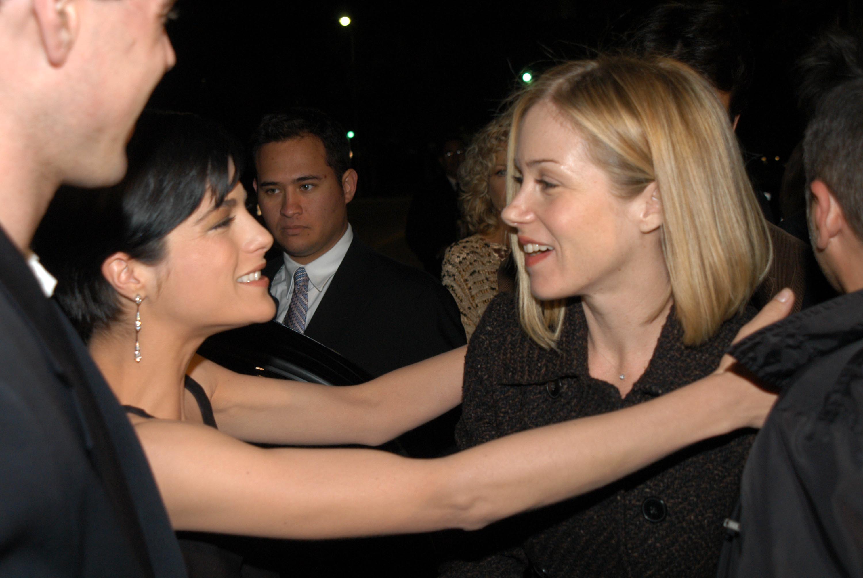 Selma Blair und Christina Applegate bei der Premiere von "A Guy Thing" in Los Angeles am 14. Januar 2003. | Quelle: Getty Images