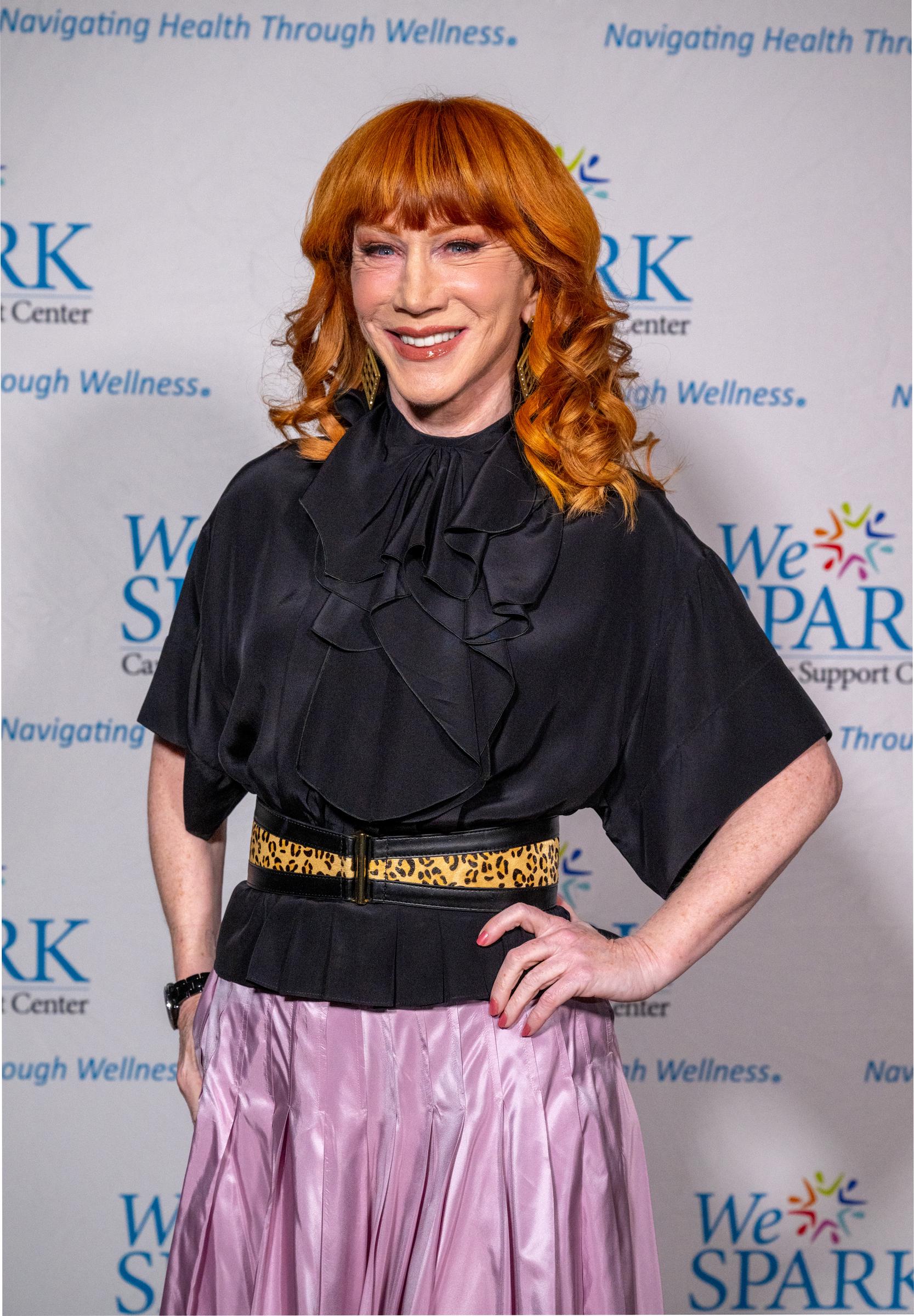 Die Preisträgerin Kathy Griffin bei der Veranstaltung May Contain Nuts! A Night of Comedy Benefitting WeSPARK Cancer Support Center im Skirball Cultural Center am 15. Oktober 2025 in Los Angeles, Kalifornien  | Quelle: Getty Images
