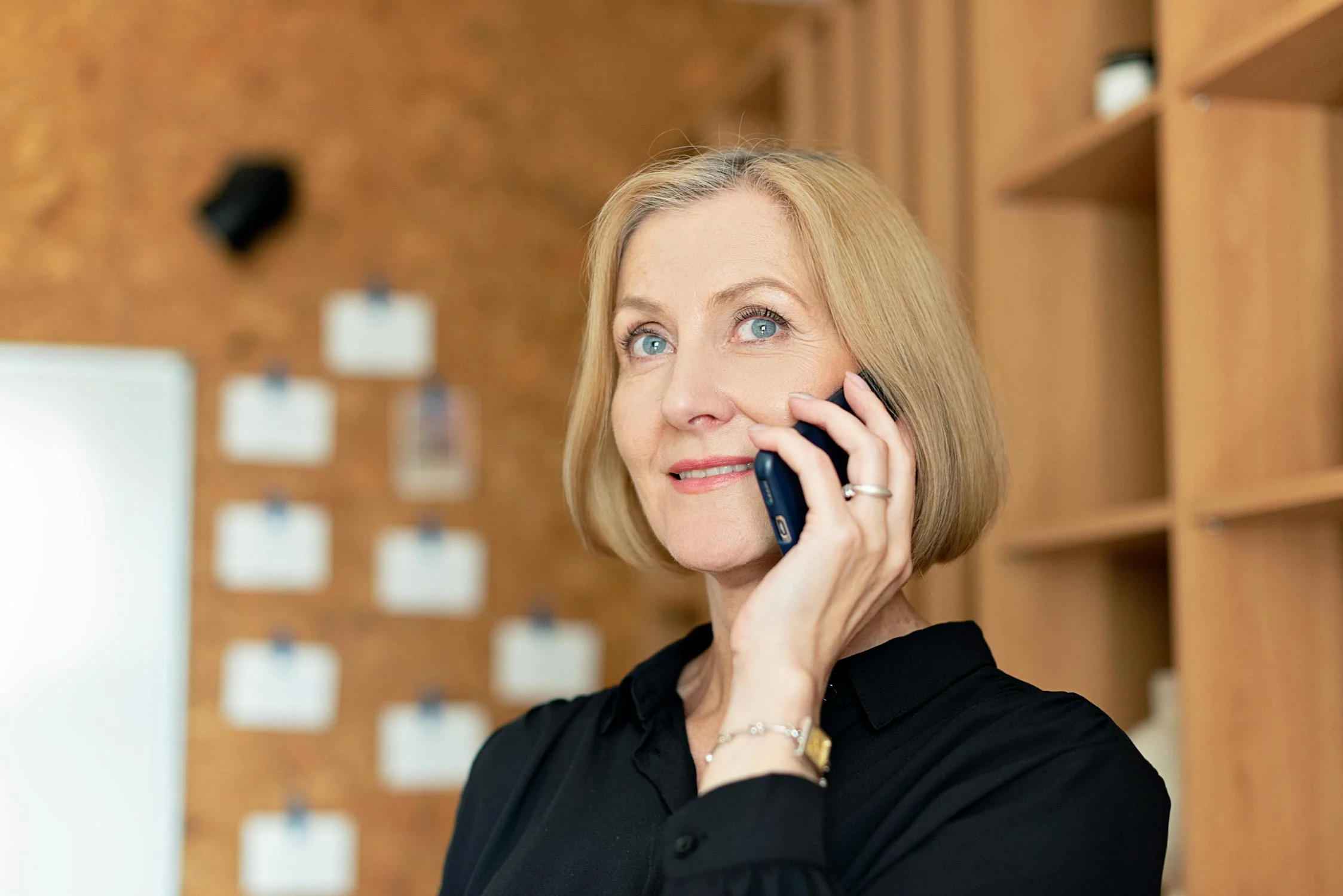 Eine reife Frau, die mit ihrem Telefon spricht | Quelle: Pexels