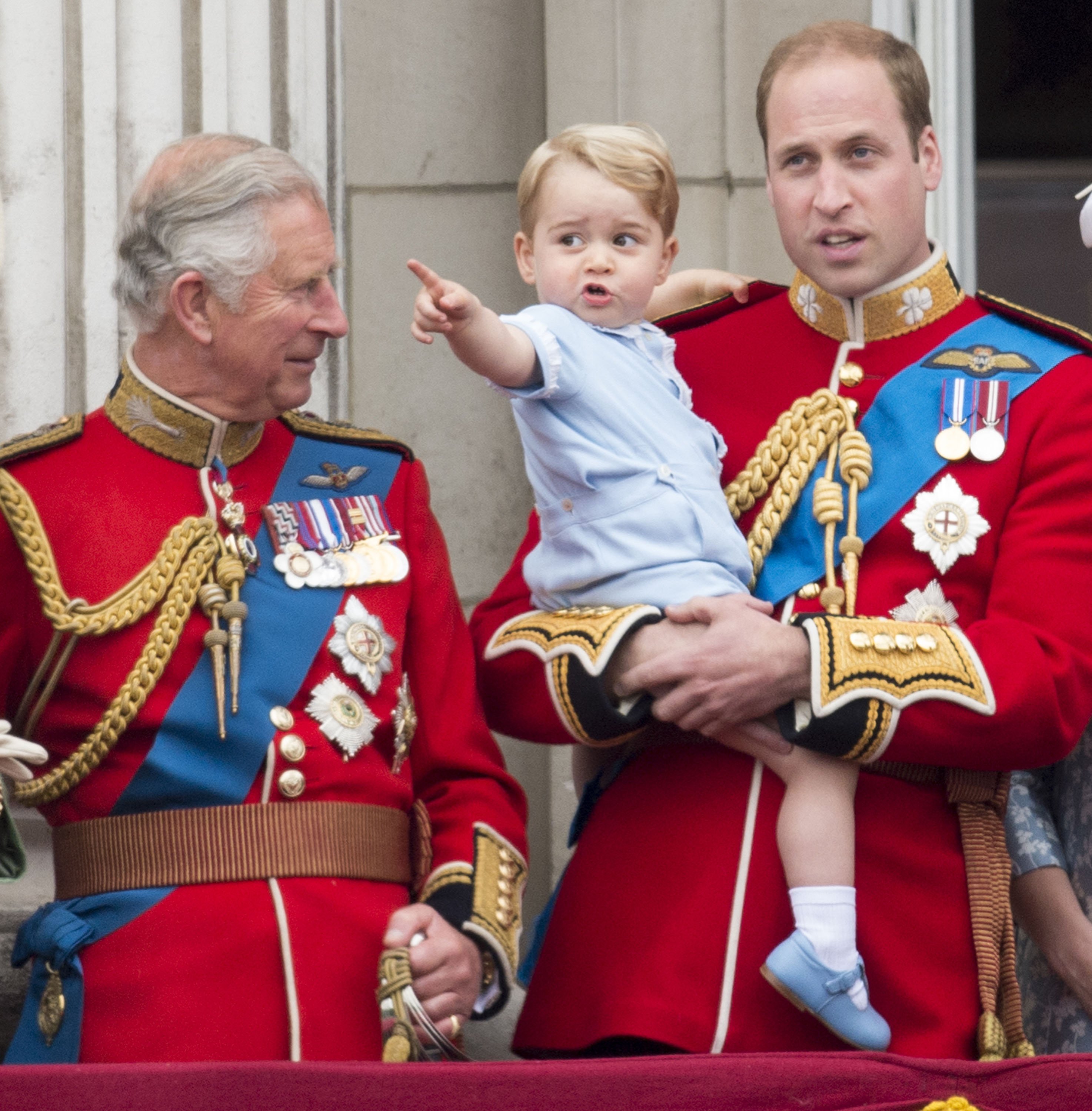 König Charles III mit Prinz William und Prinz George von Cambridge während der jährlichen Trooping the Colour-Zeremonie im Buckingham Palace am 13. Juni 2015 in London, England. | Quelle: Getty Images