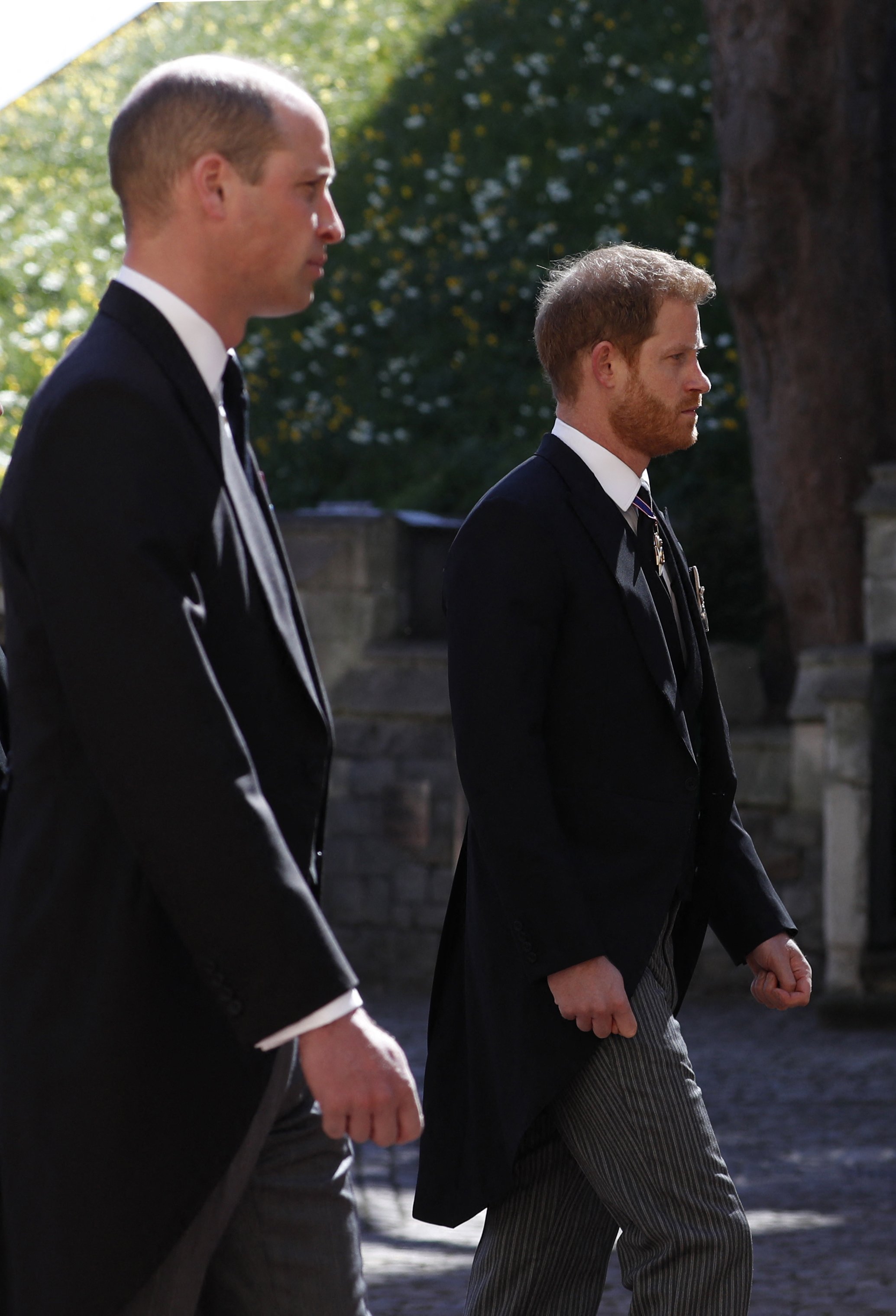 Prinz William und Prinz Harry während des feierlichen Trauerzuges des britischen Prinzen Philip, Herzog von Edinburgh, zur St. George's Chapel in Windsor Castle in Windsor, westlich von London, am 17. April 2021 | Quelle: Getty Images