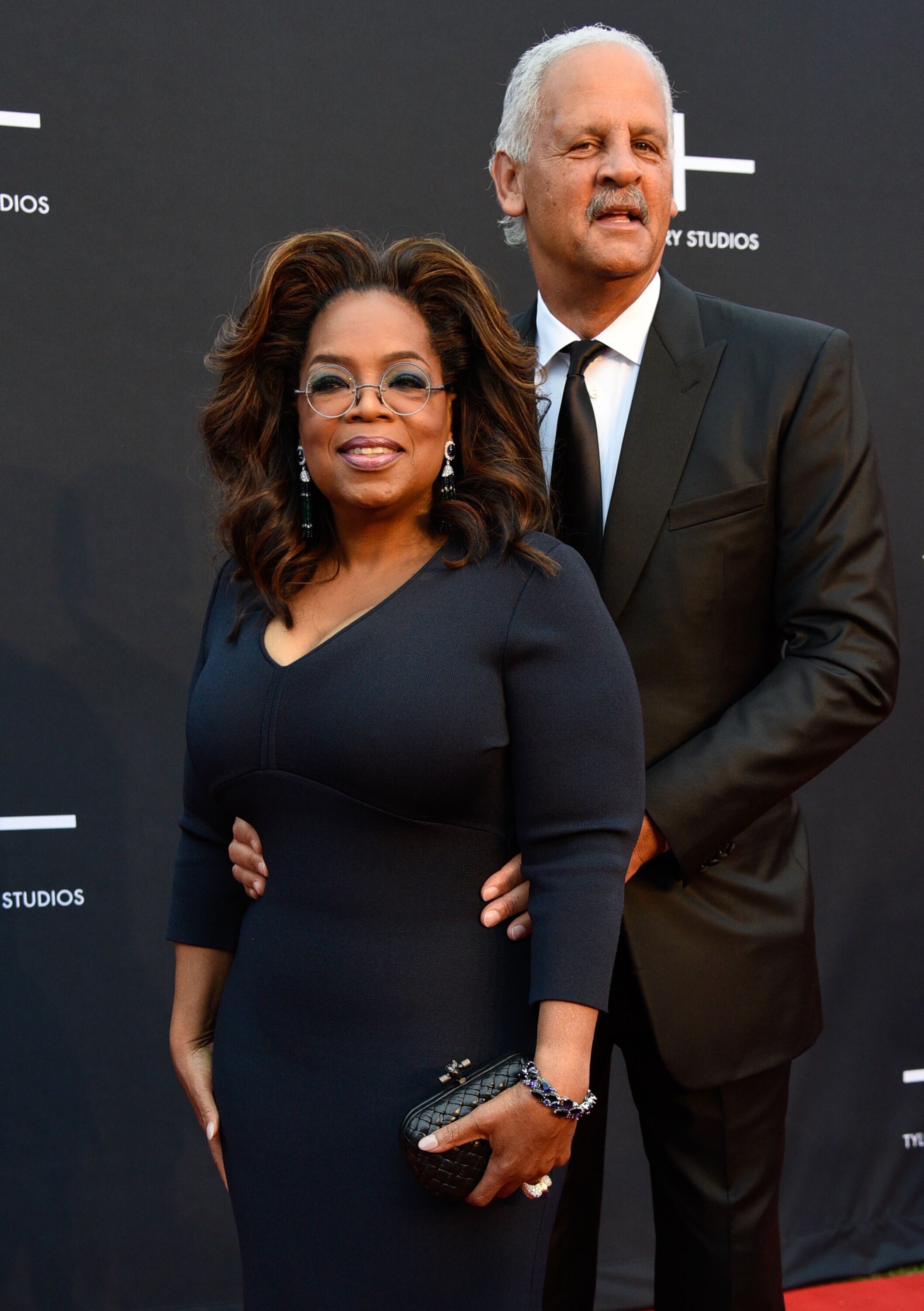 Oprah Winfrey und Stedman Graham besuchen die große Eröffnungsgala der Tyler Perry Studios. | Quelle: Getty Images