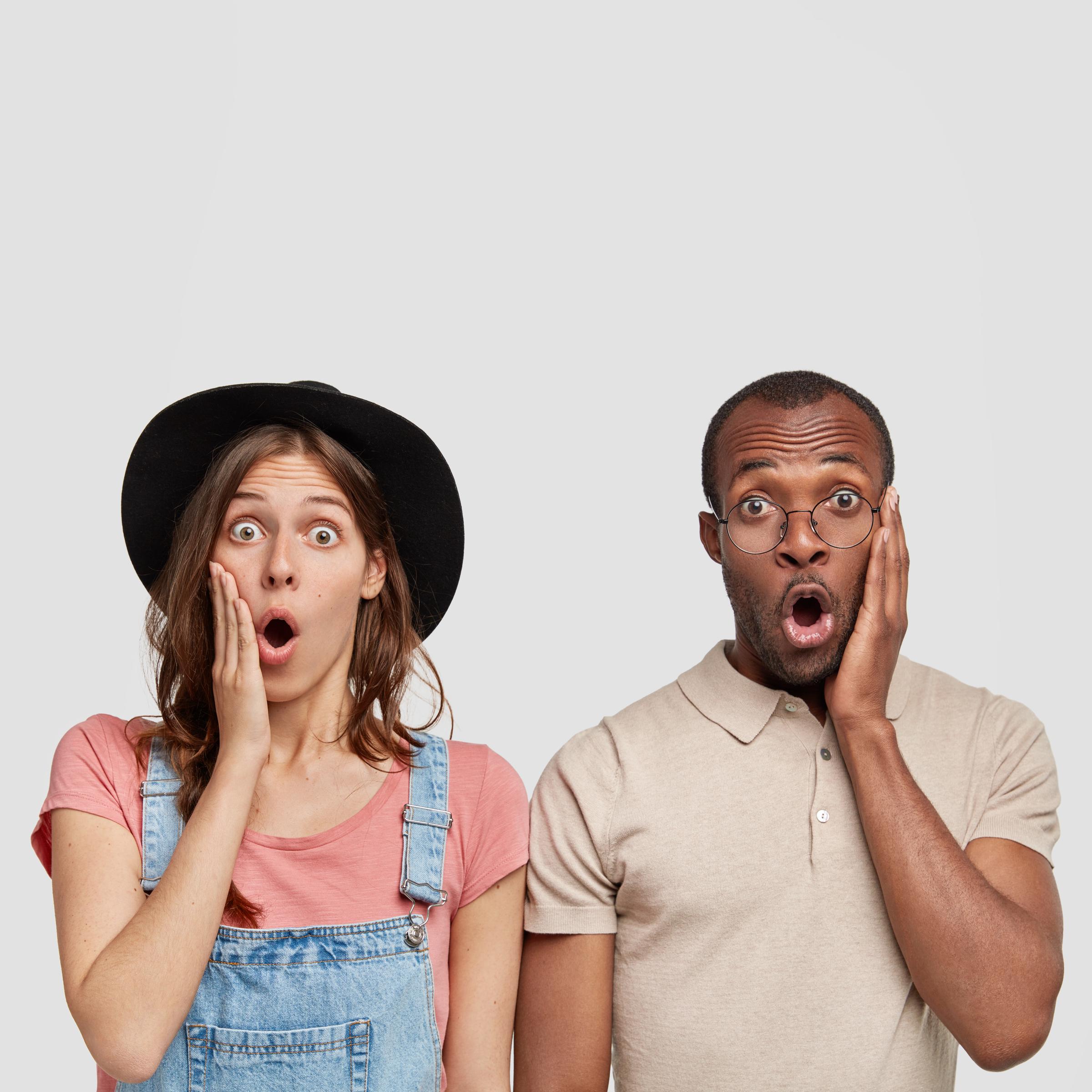 Menschen, die schockiert reagieren | Quelle: Freepik