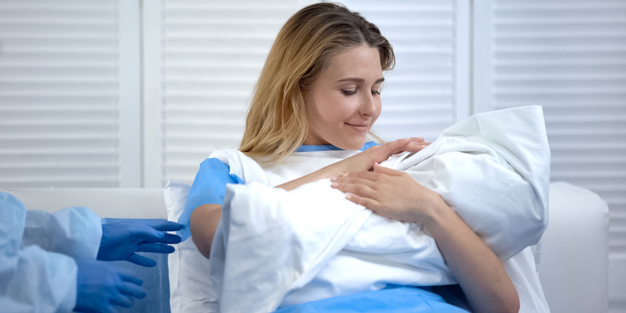 Eine Frau hält ein Baby | Quelle: Shutterstock