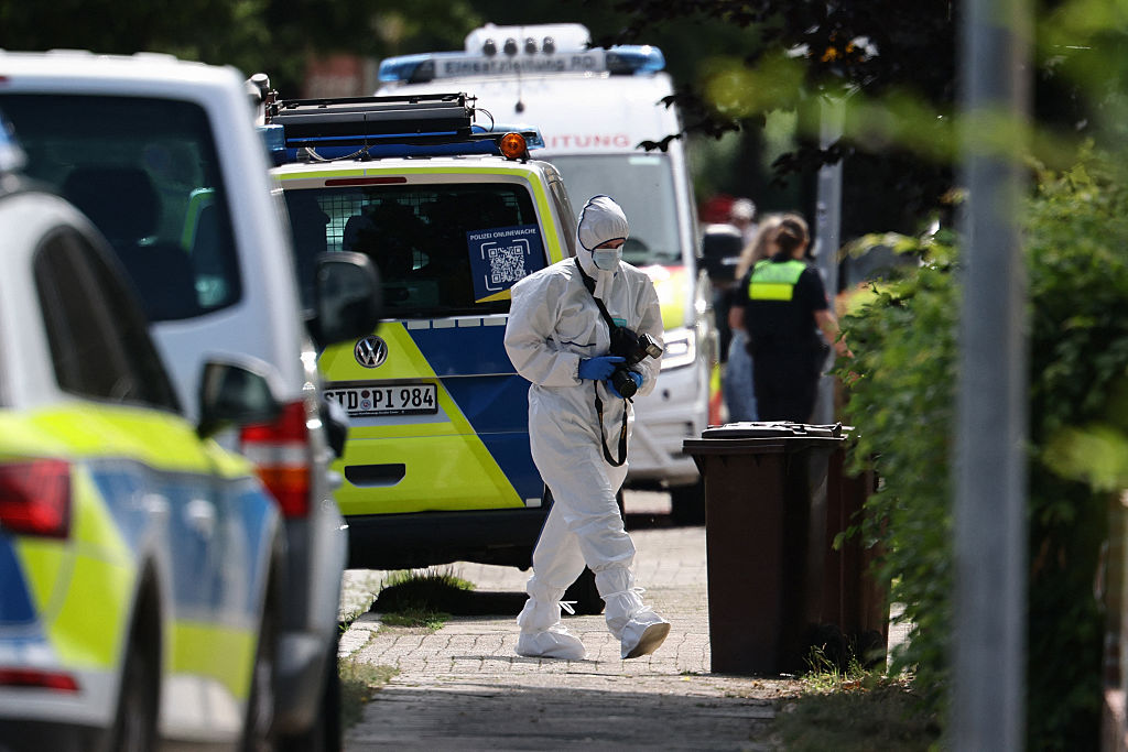 Ein Kriminaltechniker mit einer Kamera ist am 29. Juni 2026 in der Nähe des Tatorts tätig, an dem bei einer Schießerei in Stade, einer Stadt etwa 50 Kilometer westlich von Hamburg, fünf Menschen ums Leben kamen. | Quelle: Getty Images