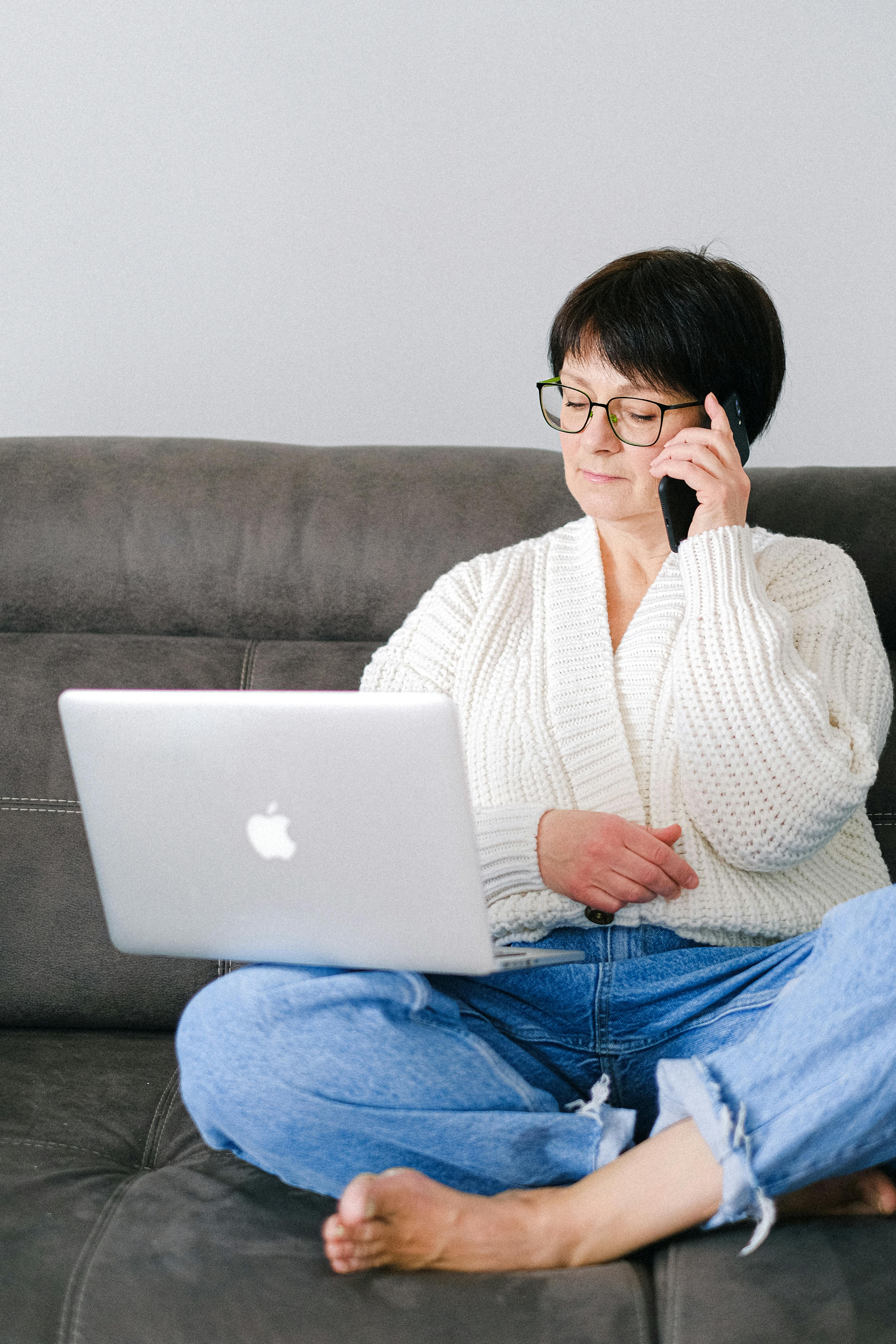 Eine Frau, die mit ihrem Telefon spricht | Quelle: Pexels