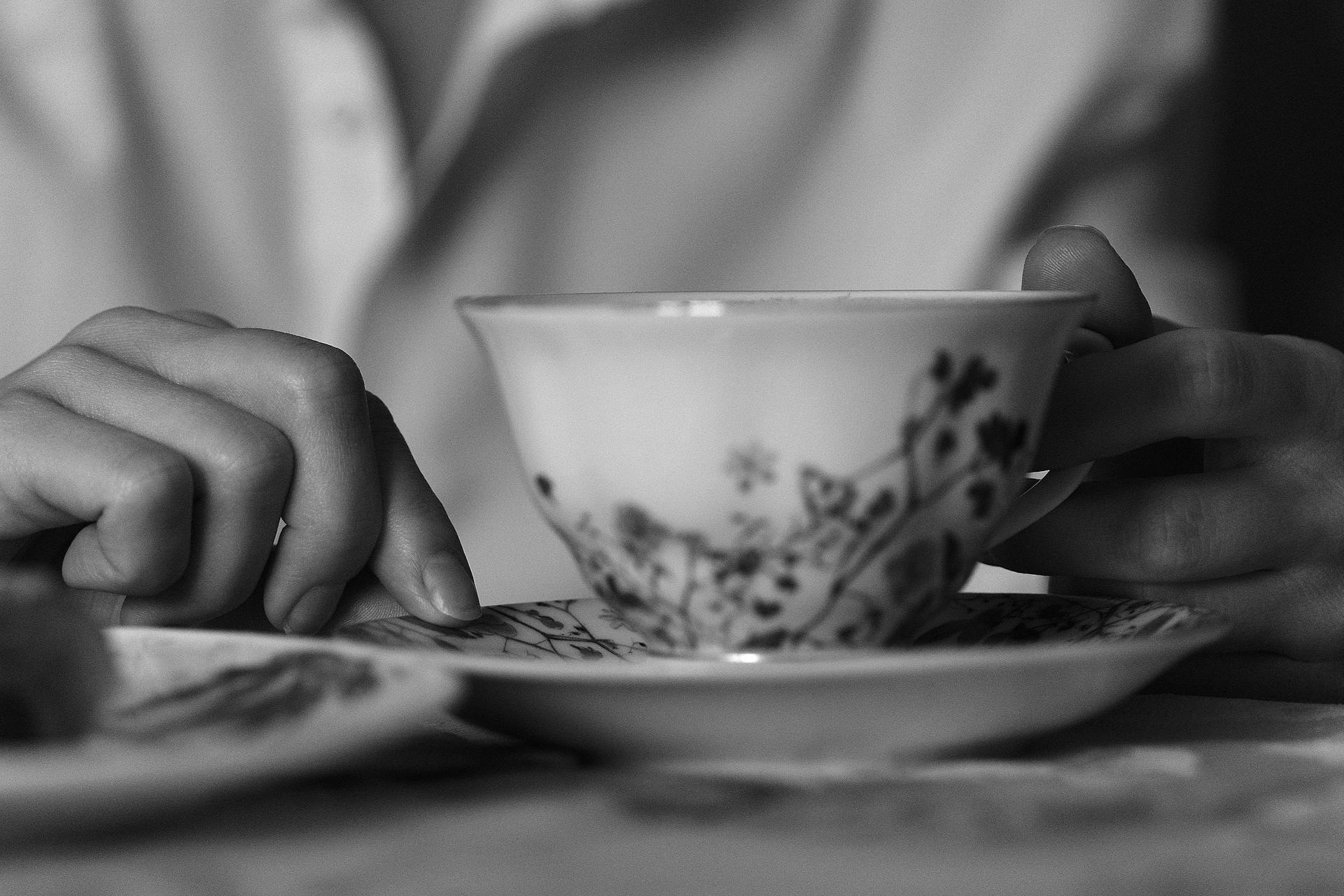 Ein Graustufenfoto einer Frau, die eine Tasse Tee hält | Quelle: Pexels