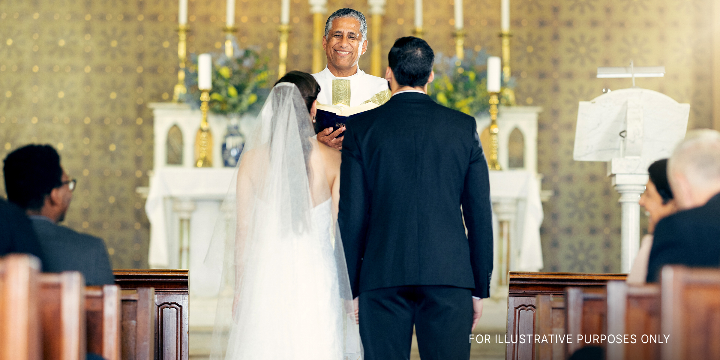 Ehepaar vor dem Priester in der Kapelle | Quelle: Shutterstock