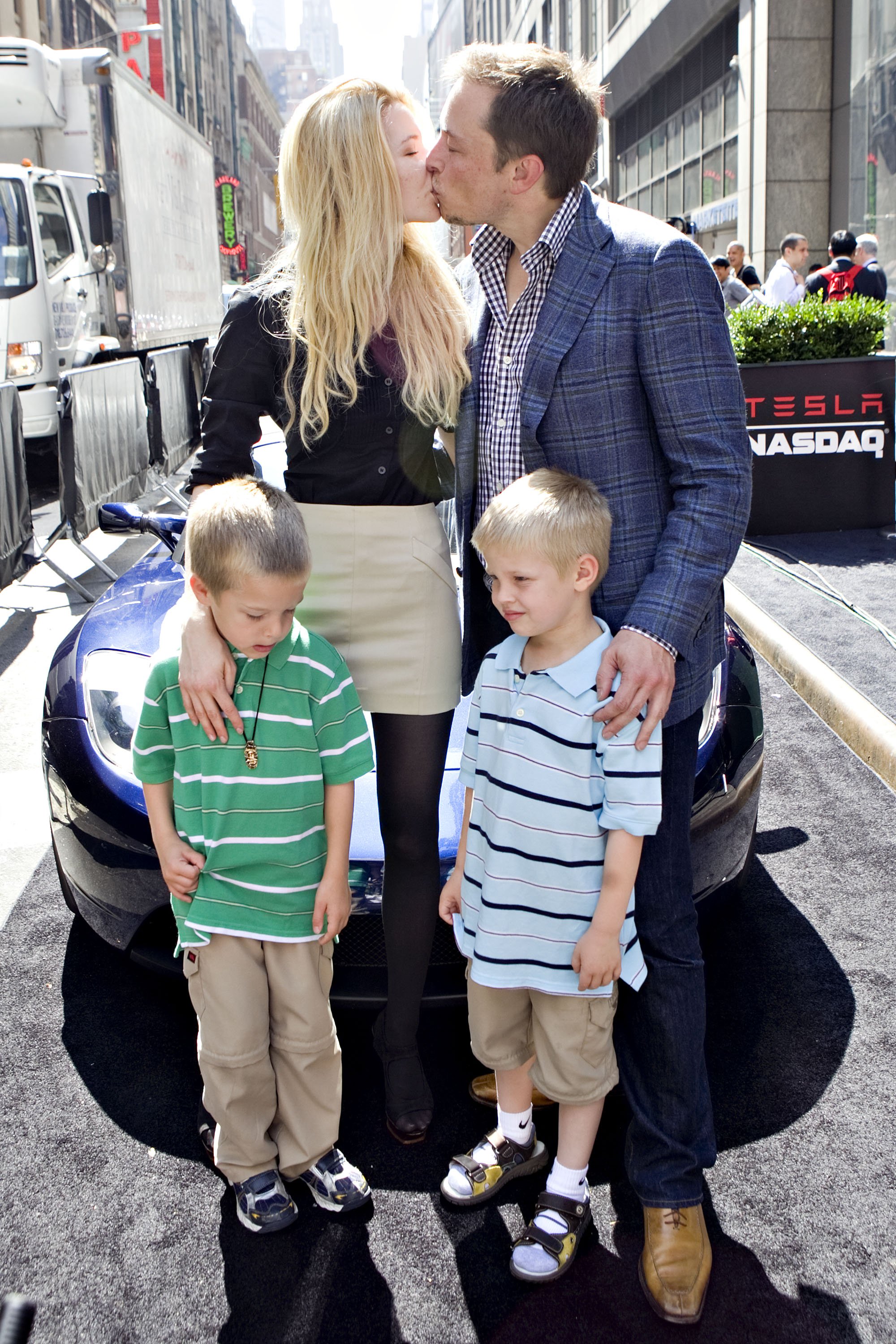 Elon Musk küsst Talulah Riley, während sie mit Musks Zwillingsjungen Griffin, links, und Xavier, vor dem Nasdaq-Marktplatz in New York stehen, am 29. Juni 2010 | Quelle: Getty Images