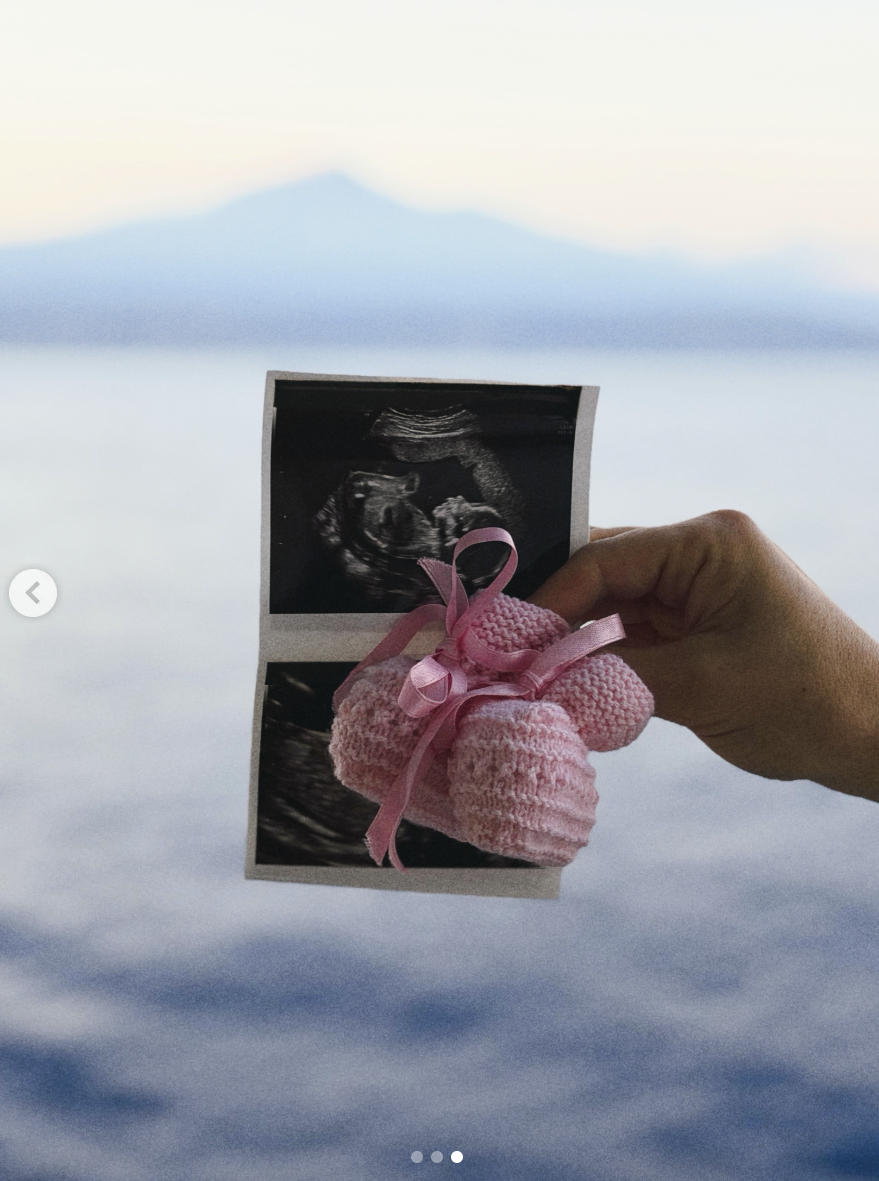 Die rosa Babyschuhe sorgen für Spekulationen zum Geschlecht des Kindes | Quelle: Instagram/laurawontorra