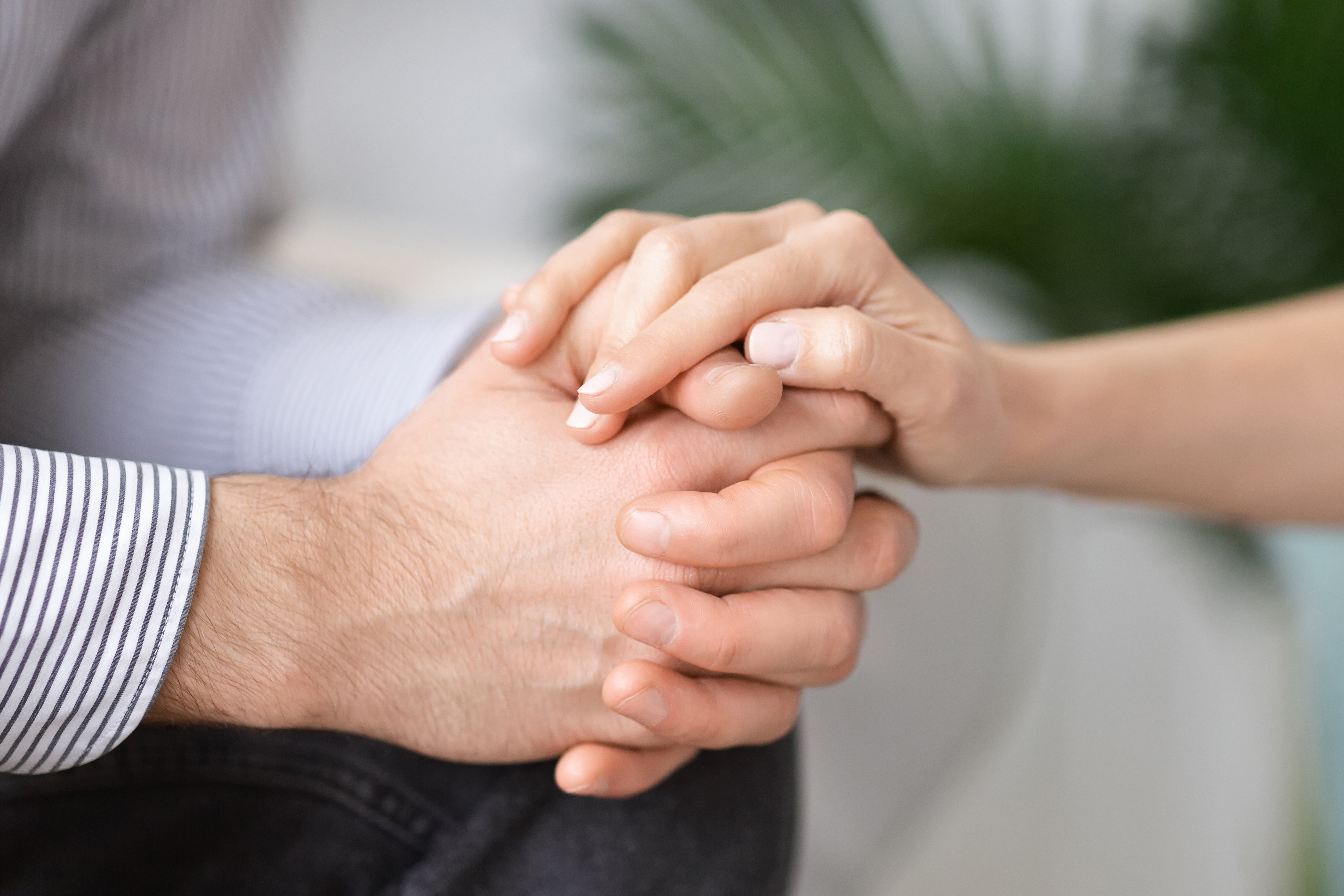 Verheiratetes Paar hält sich an den Händen | Quelle: Shutterstock
