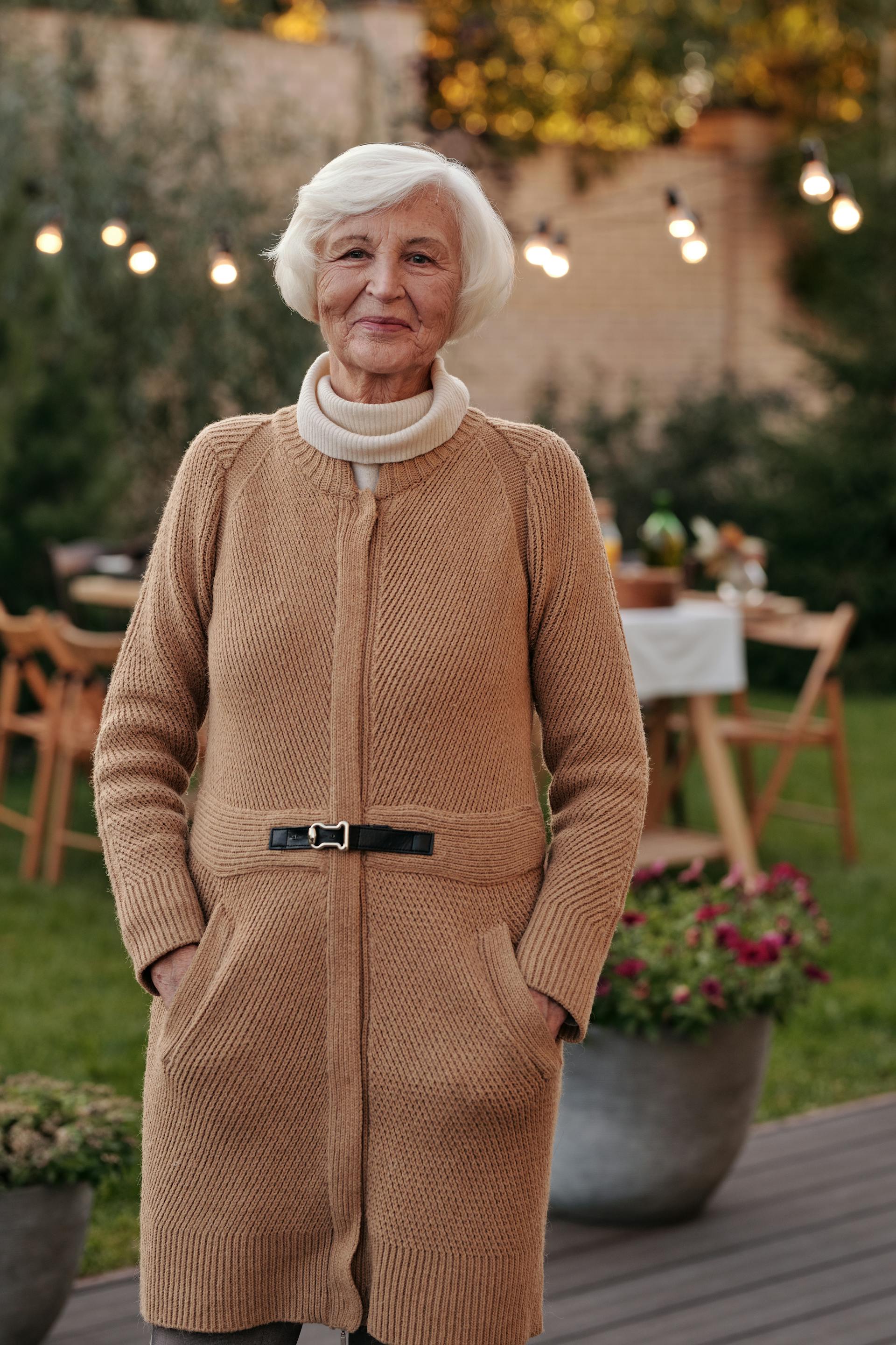 Eine lächelnde alte Frau, die einen Mantel trägt | Quelle: Pexels