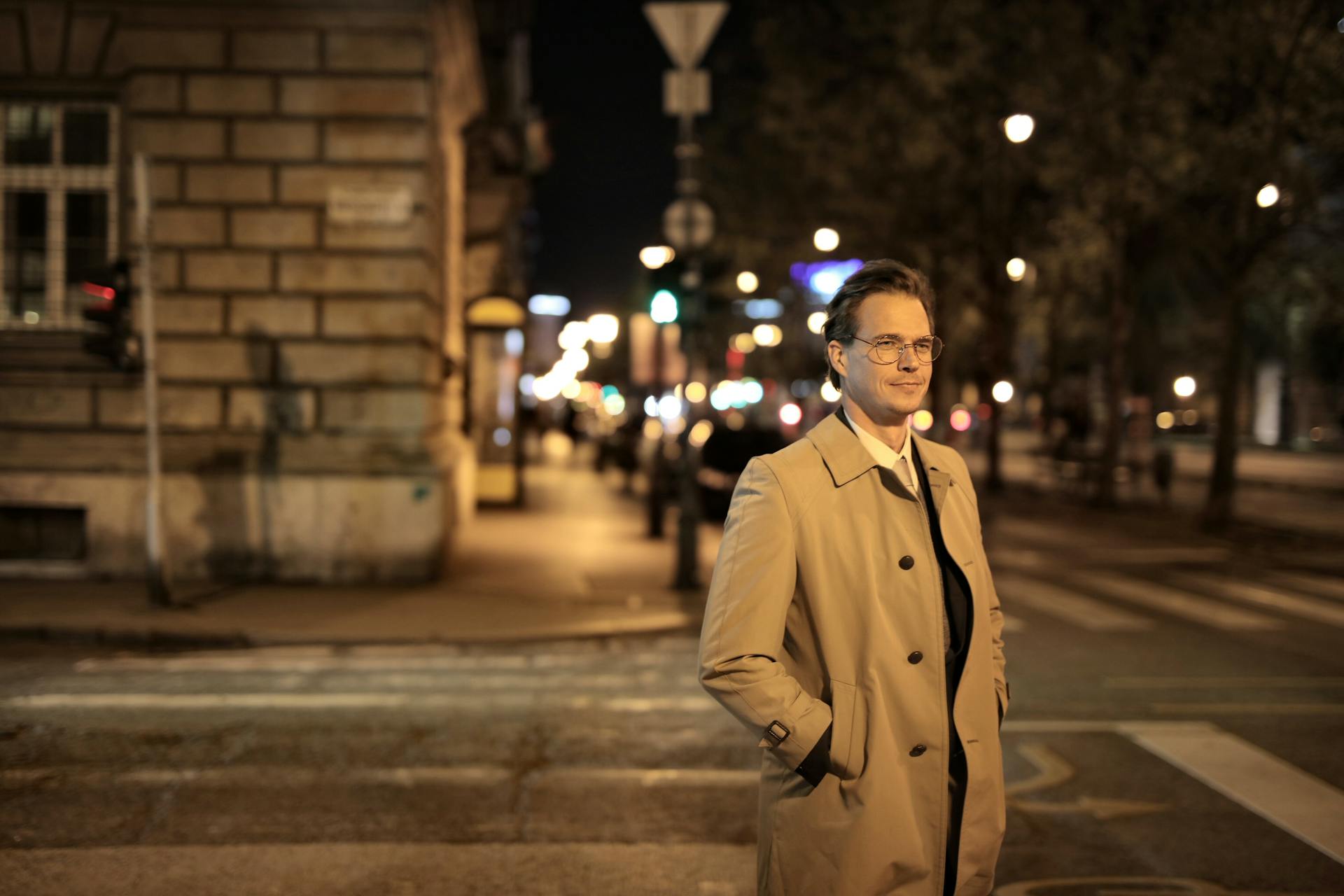 Ein Mann steht nachts auf der Straße | Quelle: Pexels