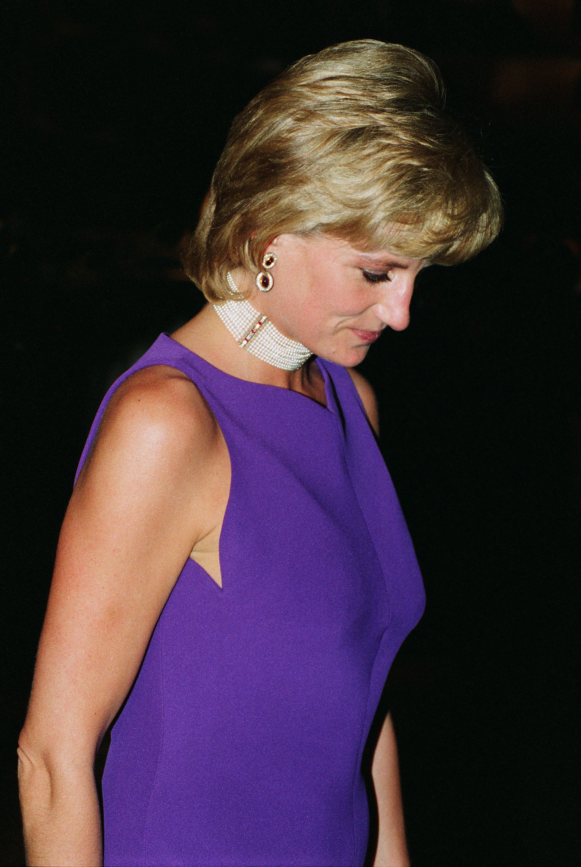 Prinzessin Diana verlässt ein Galadinner im Field Museum of Natural History im Jahr 1996 | Quelle: Getty Images