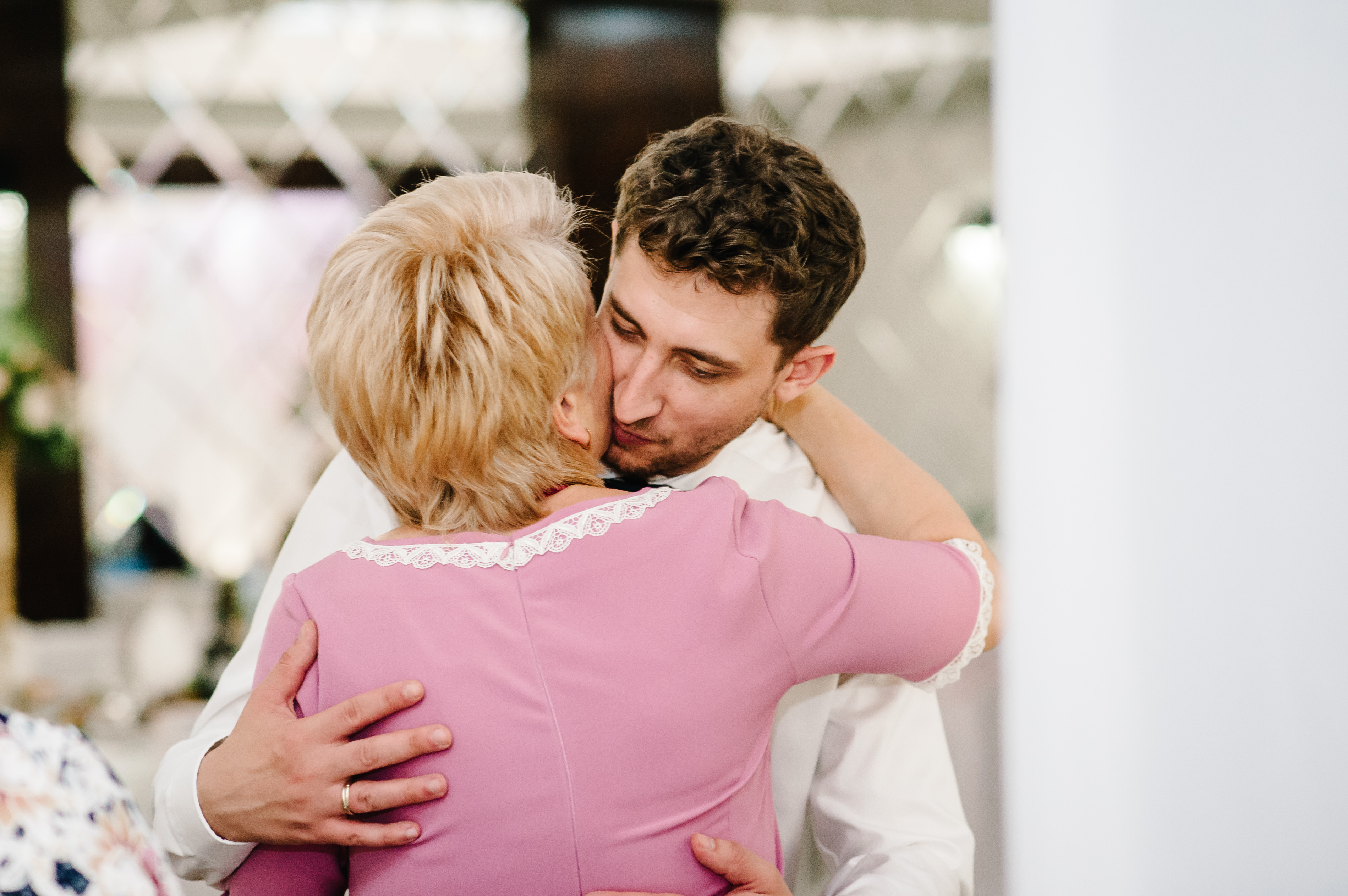 Mann, der seine Mutter umarmt | Quelle: Shutterstock