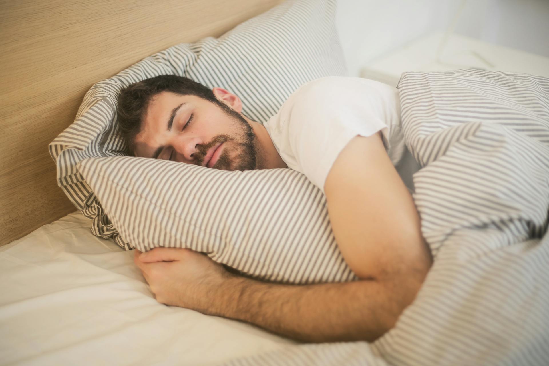 Ein Mann schläft im Bett | Quelle: Pexels