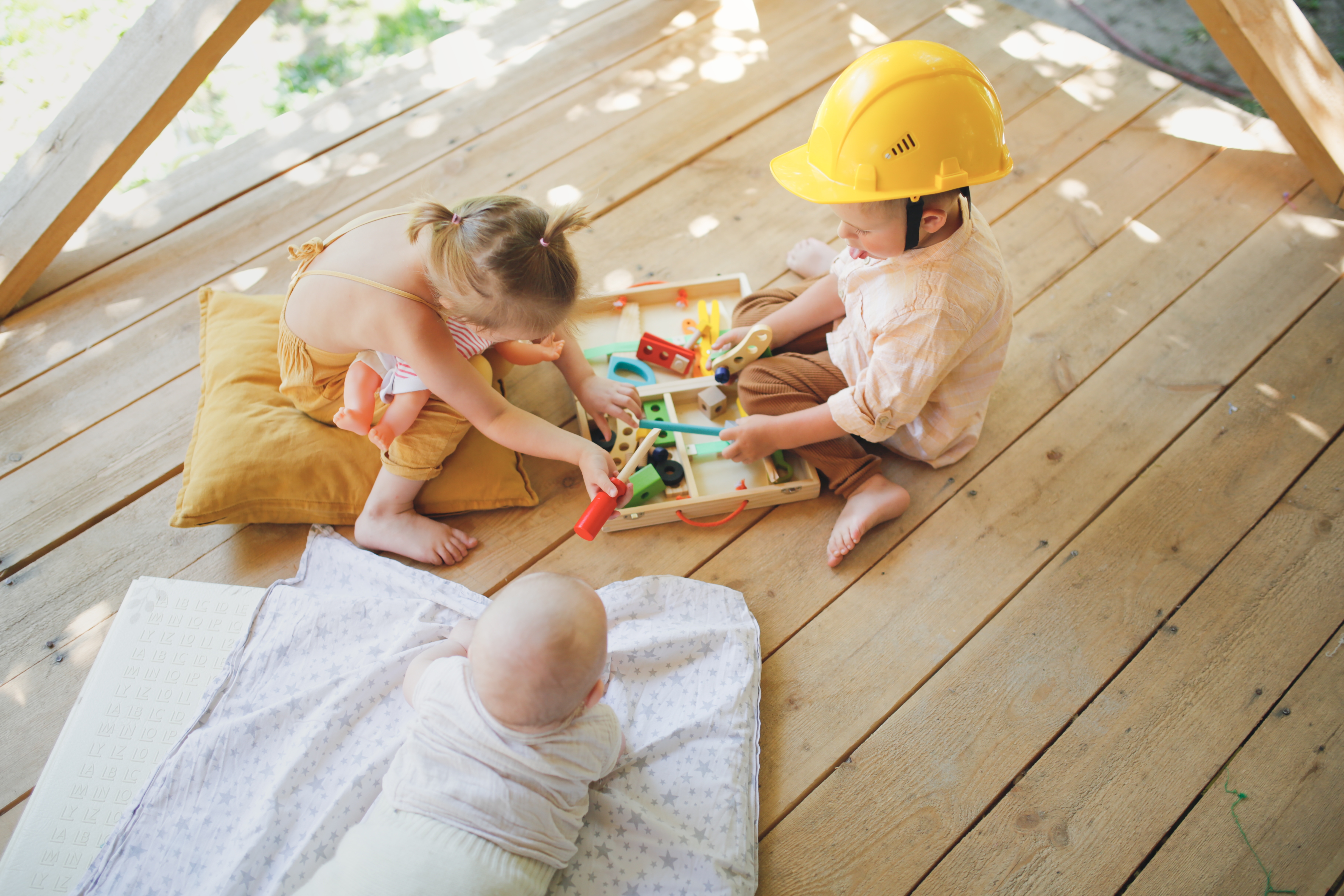 Kinder spielen auf einer Veranda | Quelle: Shutterstock
