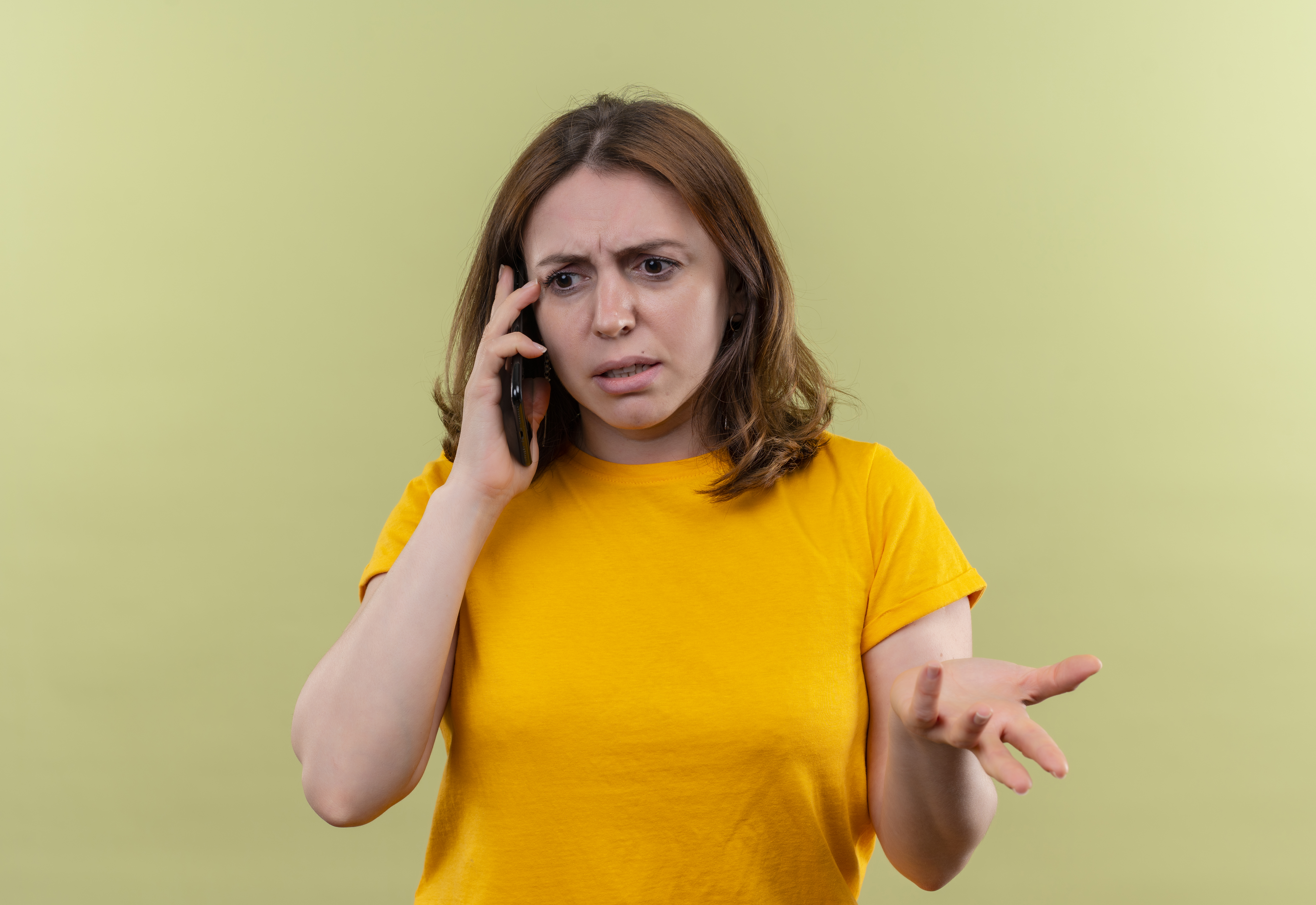 Frau schaut unzufrieden, während sie telefoniert | Quelle: Freepik