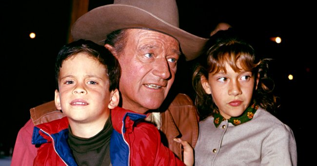 John Wayne und Kinder | Quelle: Getty Images