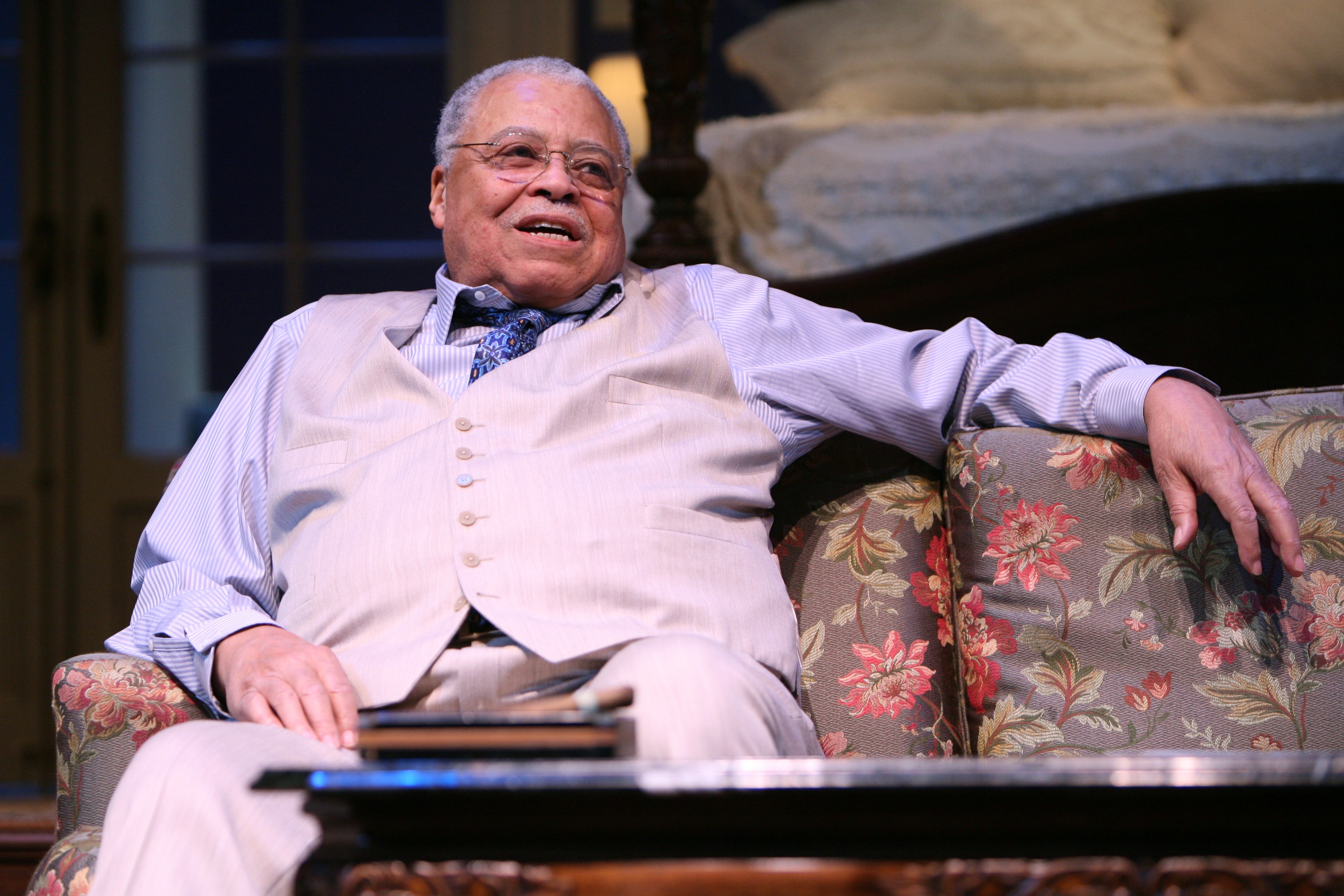 James Earl Jones am Set von "Die Katze auf dem heißen Blechdach", 2008 | Quelle: Getty Images