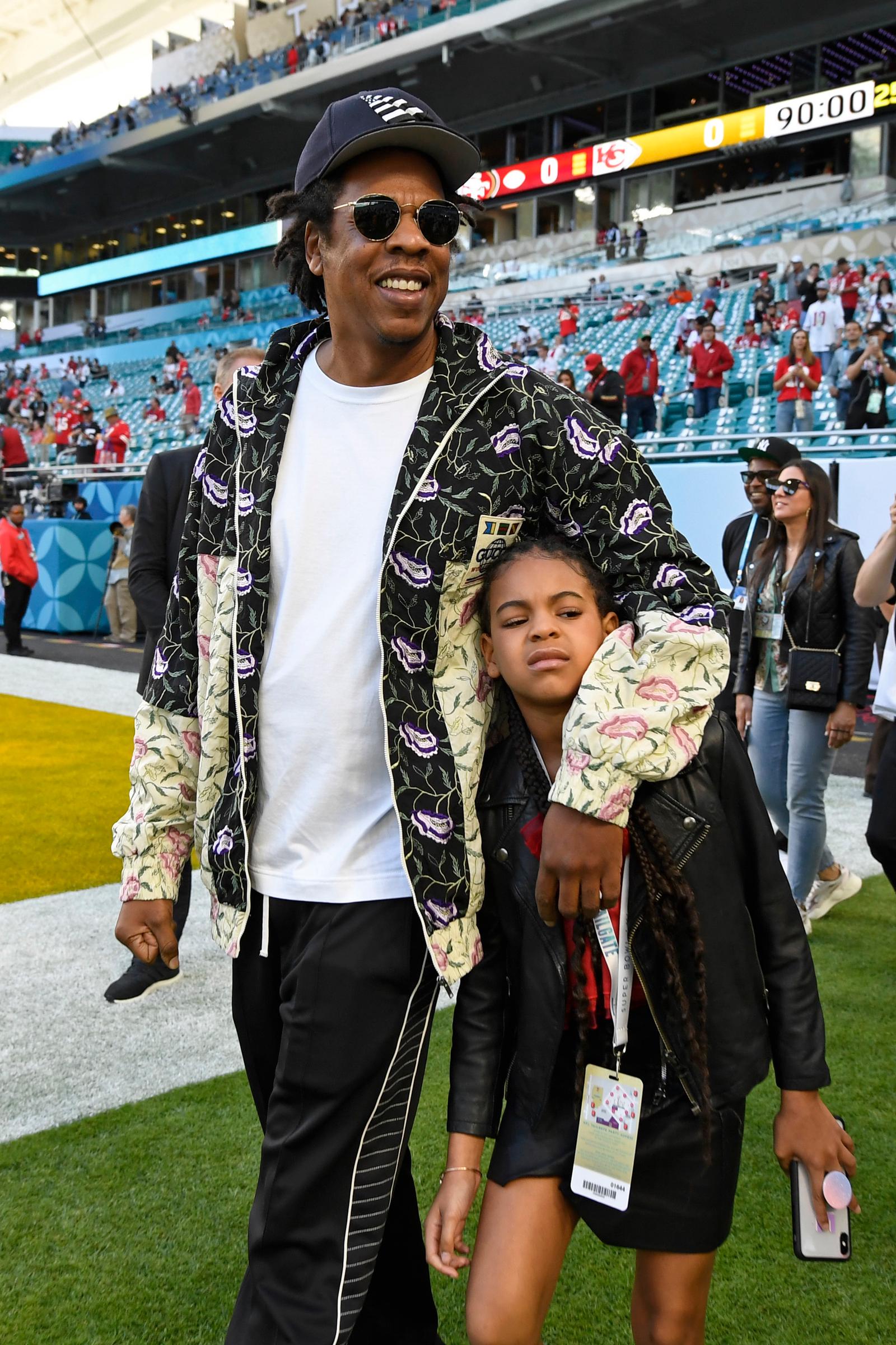 Jay-Z und Blue Ivy Carter gehen vor dem Start des Super Bowl LIV am 2. Februar 2020 in Miami Gardens, Florida, über das Spielfeld. | Quelle: Getty Images