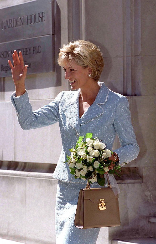 Diana, Prinzessin von Wales, verlässt die British Lung Foundation in Hatton Garden | Quelle: Getty Images
