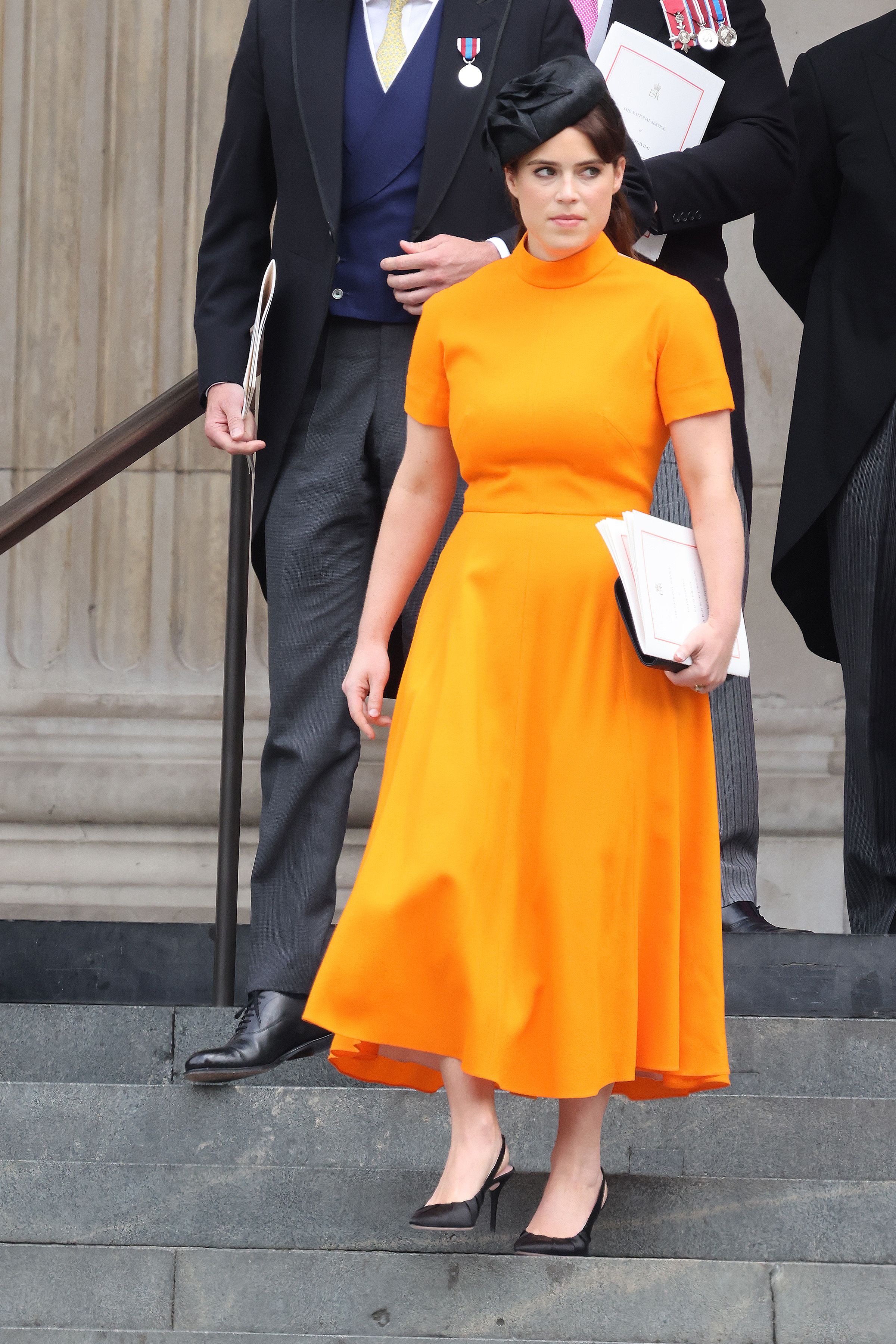 Bei einigen ihrer unvergesslichsten Auftritte hat Eugenie gewagte Farbtöne gewählt und dabei auf klare, schnörkellose Schnitte gesetzt. Diese Kombination nahm bereits den zurückhaltenderen Stil vorweg, den Modeexperten später in ihrer Garderobe erkennen sollten.