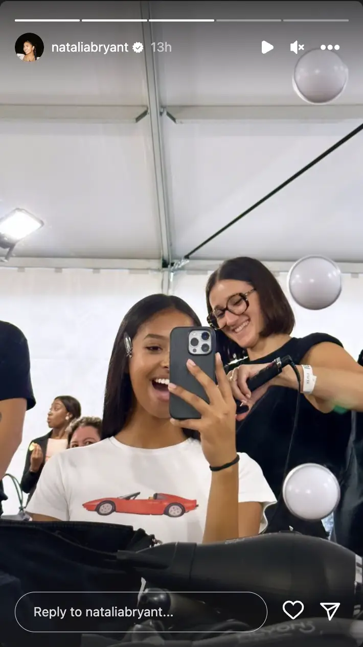Natalia Bryant beim Friseurbesuch, vom 23. September 2023 auf Instagram Stories | Quelle: Instagram/nataliabryant