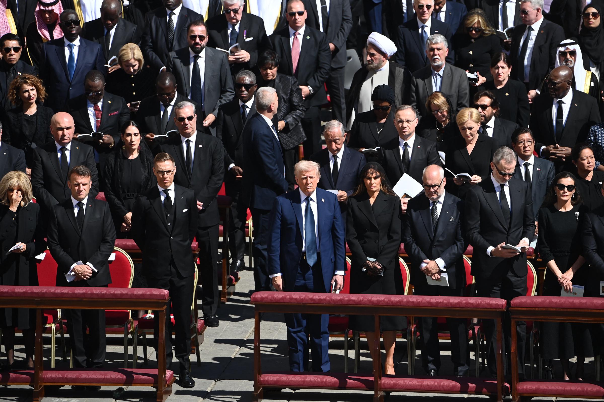 US-Präsident Donald Trump und First Lady Melania Trump stehen während der Beerdigung von Papst Franziskus auf dem Petersplatz am 26. April 2025 mit führenden Politikern aus aller Welt, darunter Emmanuel Macron aus Frankreich und Alexander Stubb aus Finnland. | Quelle: Getty Images