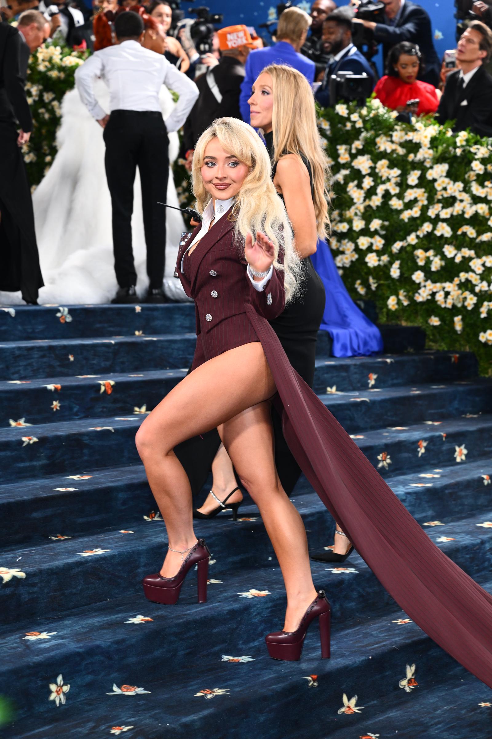 Sabrina Carpenter winkt bei der Met Gala am 5. Mai 2025 | Quelle: Getty Images