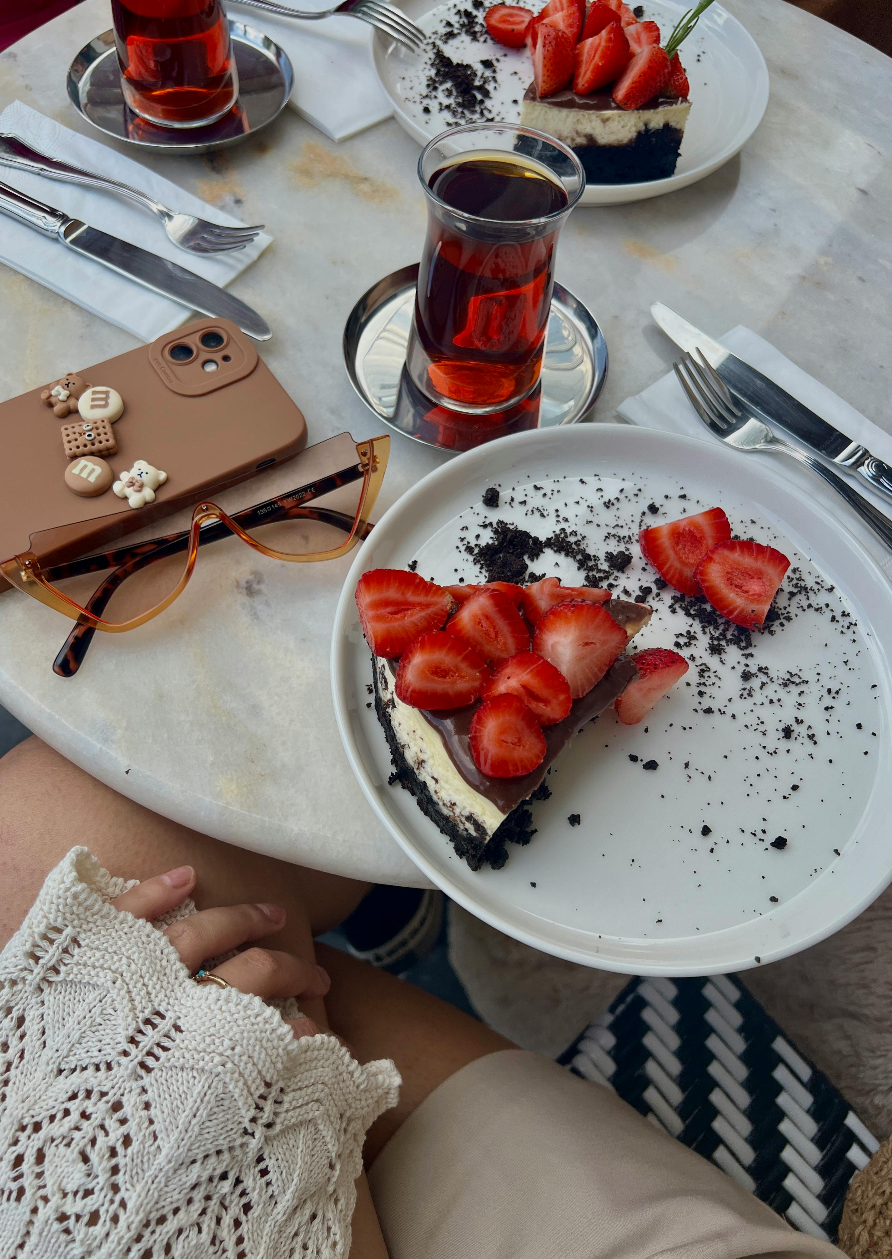 Jemand, der ein Stück Kuchen mit Erdbeeren isst | Quelle: Pexels