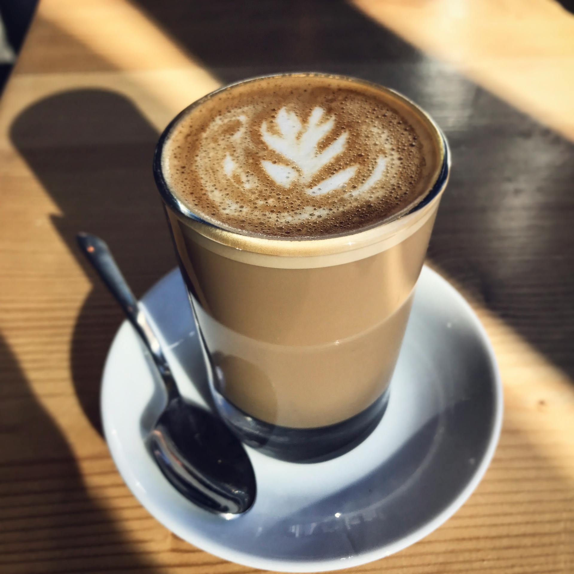 Eine Latte auf einem Tisch | Quelle: Pexels