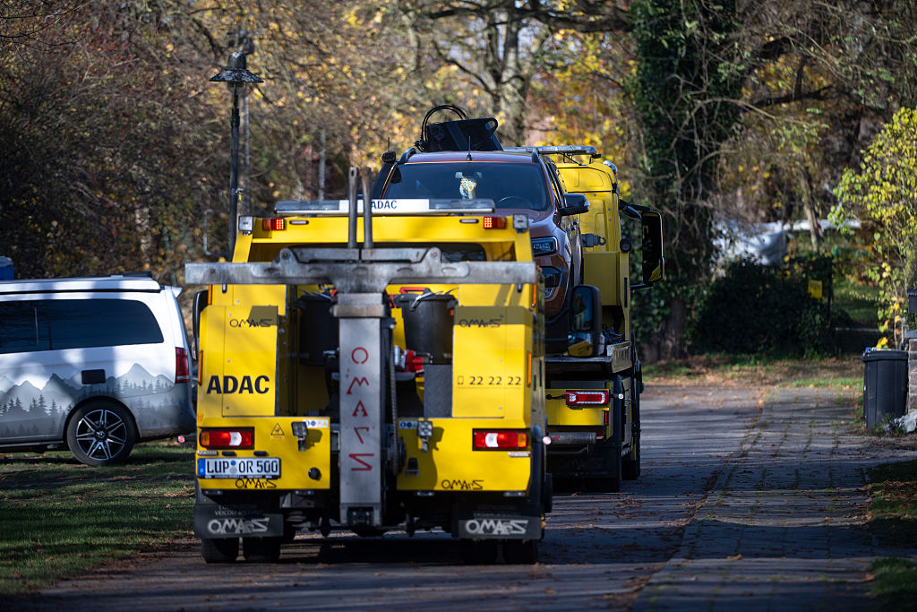 06. November 2025, Mecklenburg-Vorpommern, Güstrow: Ein Abschleppwagen transportiert ein Geländewagen im Rahmen einer Hausdurchsuchung in Reimershagen | Quelle: Getty Images